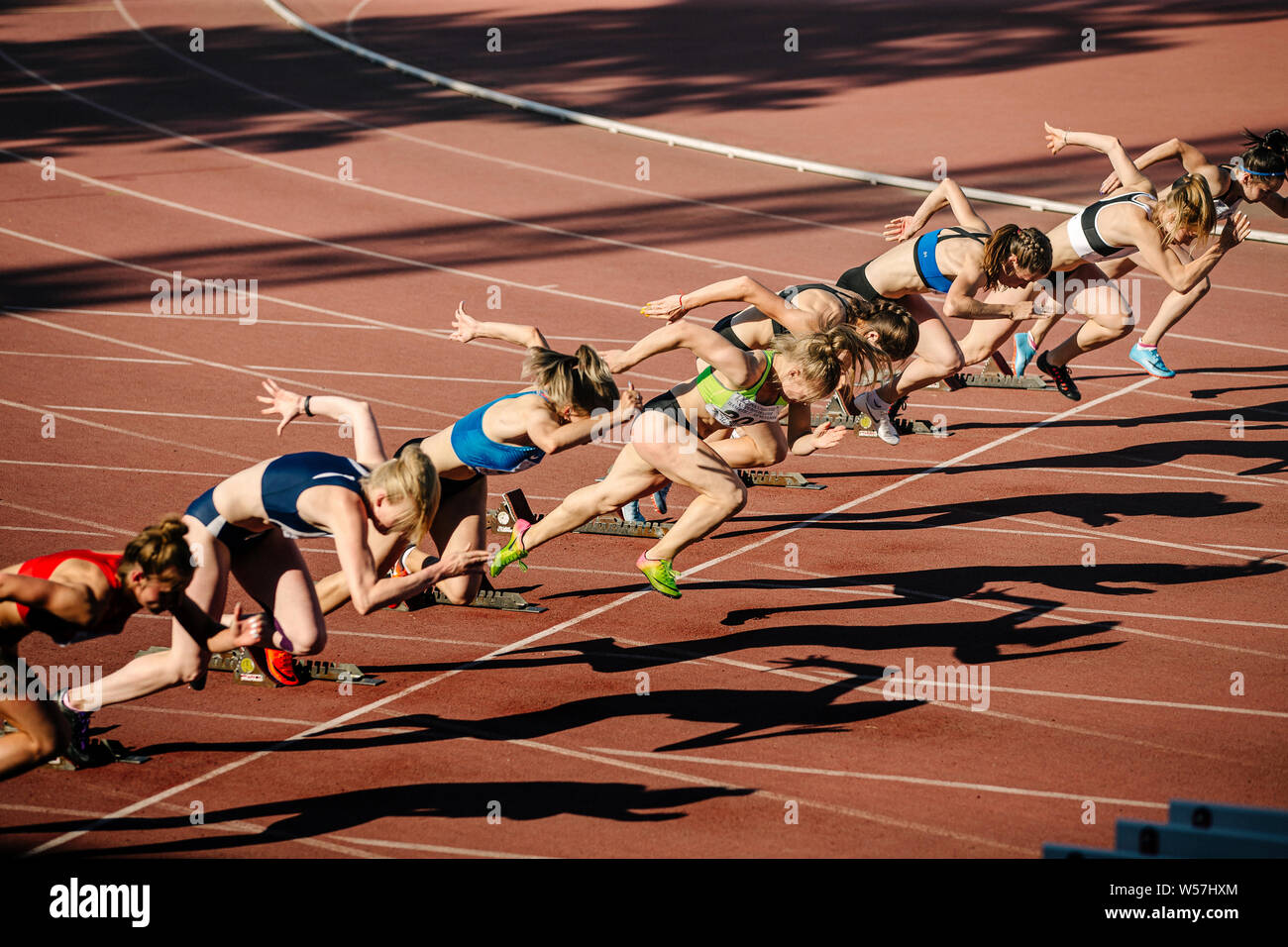 Chelyabinsk, Russia - Luglio 12, 2019: donne inizia a correre a 100 metri di sprint nel corso del campionato di atletica leggera nella memoria di Georgy Necheukhin Foto Stock