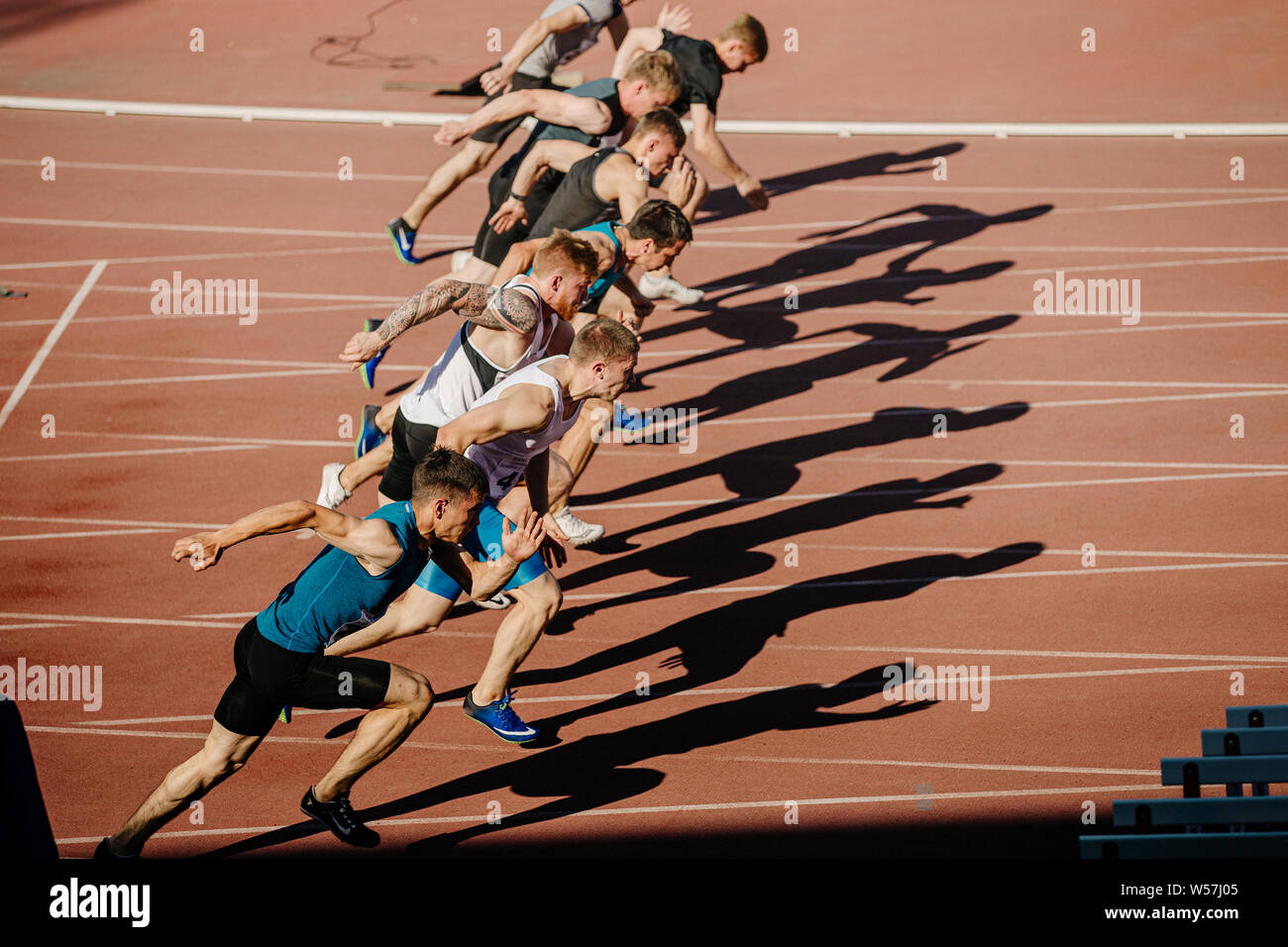 Chelyabinsk, Russia - Luglio 12, 2019: uomini di cominciare a correre a 100 metri di sprint nel corso del campionato di atletica leggera nella memoria di Georgy Necheukhin Foto Stock