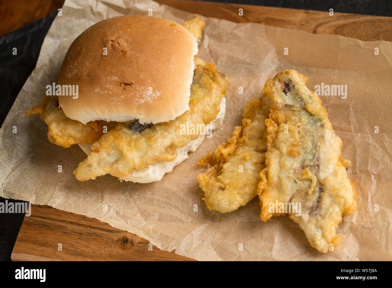 Filetti di Sgombri Scomber scombrus, che sono stati immersi nella farina e la pastella e fritte a fare a casa sgombro burger. Gli sgombri sono state Foto Stock