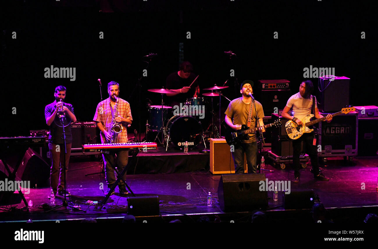 Luglio 25, 2019, Norfolk, Virginia, Stati Uniti d'America: MIKE PINTO porta la sua miscela di reggae al Norva a Norfolk, Virginia, 25 luglio 2019. Â© Jeff Moore (credito Immagine: © Jeff Moore/ZUMA filo) Foto Stock