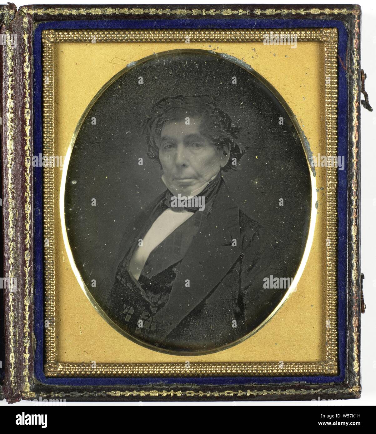 Ritratto di un uomo sconosciuto, storico delle persone, uomo adulto, G. Brown (menzionato in oggetto), 1840 - 1860, rame (metallo), vetro, velluto (fabric weave), pelle, h 93 mm × W 80 mm × T 14 mm Foto Stock