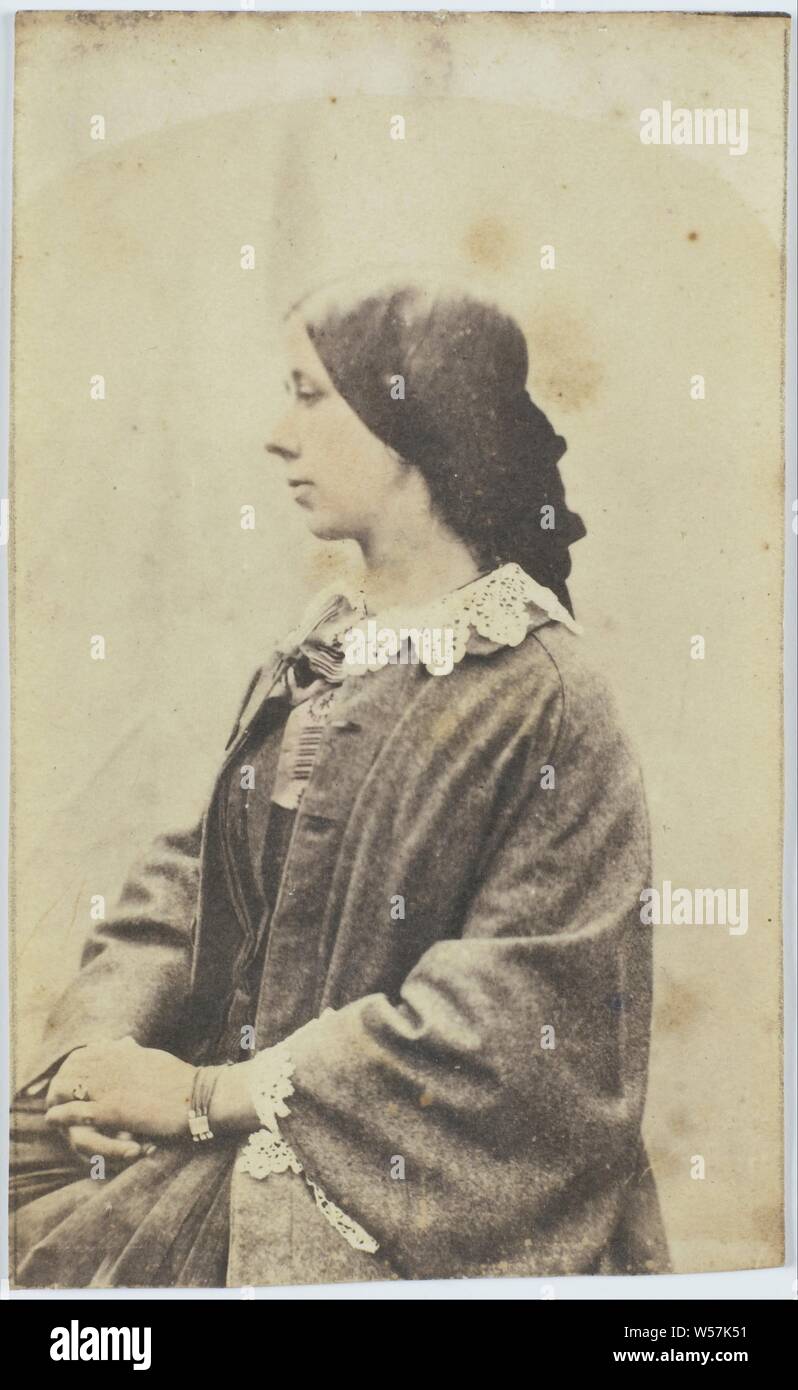 Ritratto di una donna, anonimo, Francia, 1840 - 1870, carta, carta salata stampa, h 103 mm × W 63 mm Foto Stock