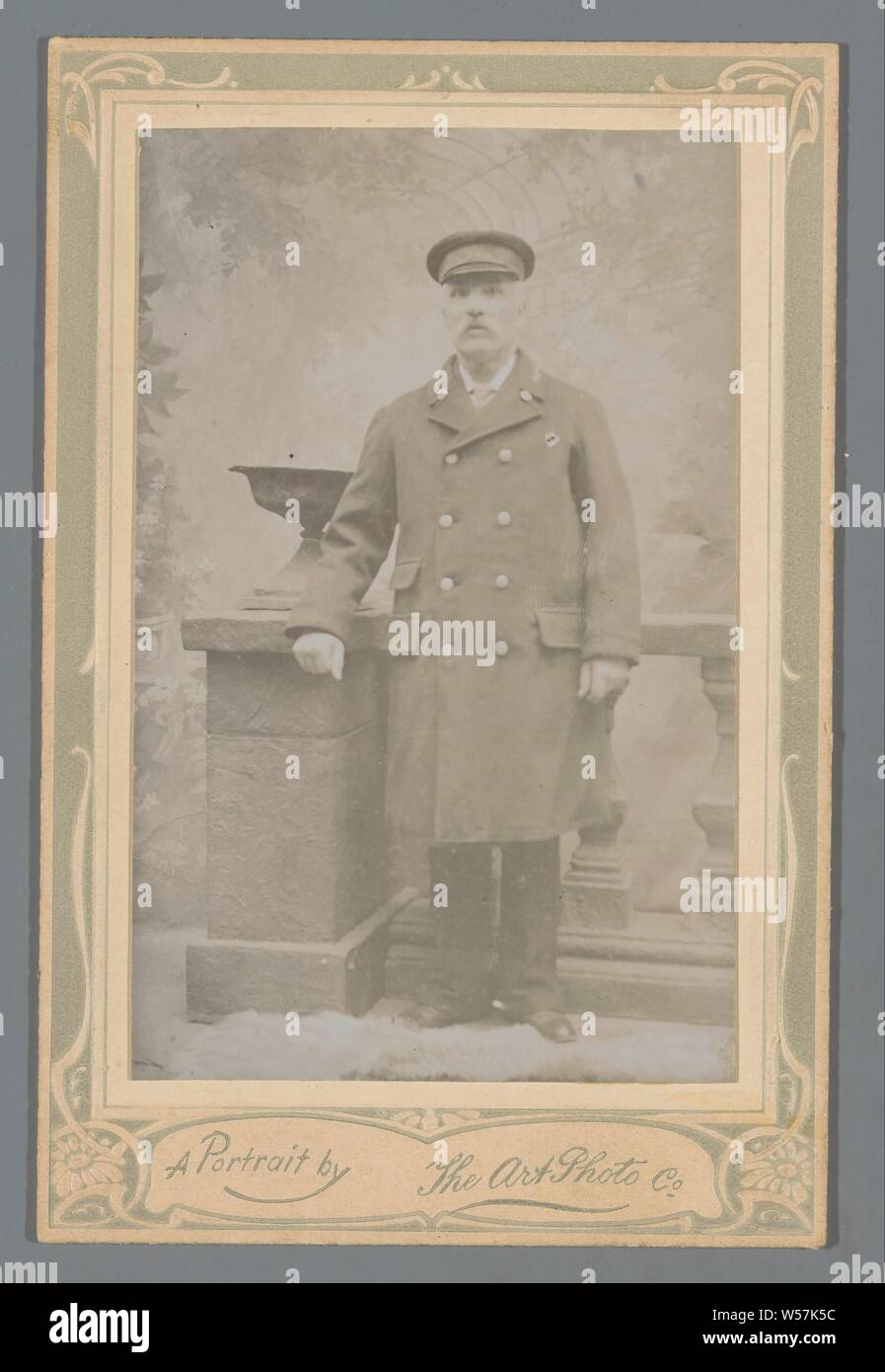 Ritratto di un uomo sconosciuto in una uniforme, uomo adulto, l'Art Photo Co. (Menzionato in oggetto), c. 1880 - c. 1900, carta fotografica, cartone, h 165 mm × W 108 mm Foto Stock