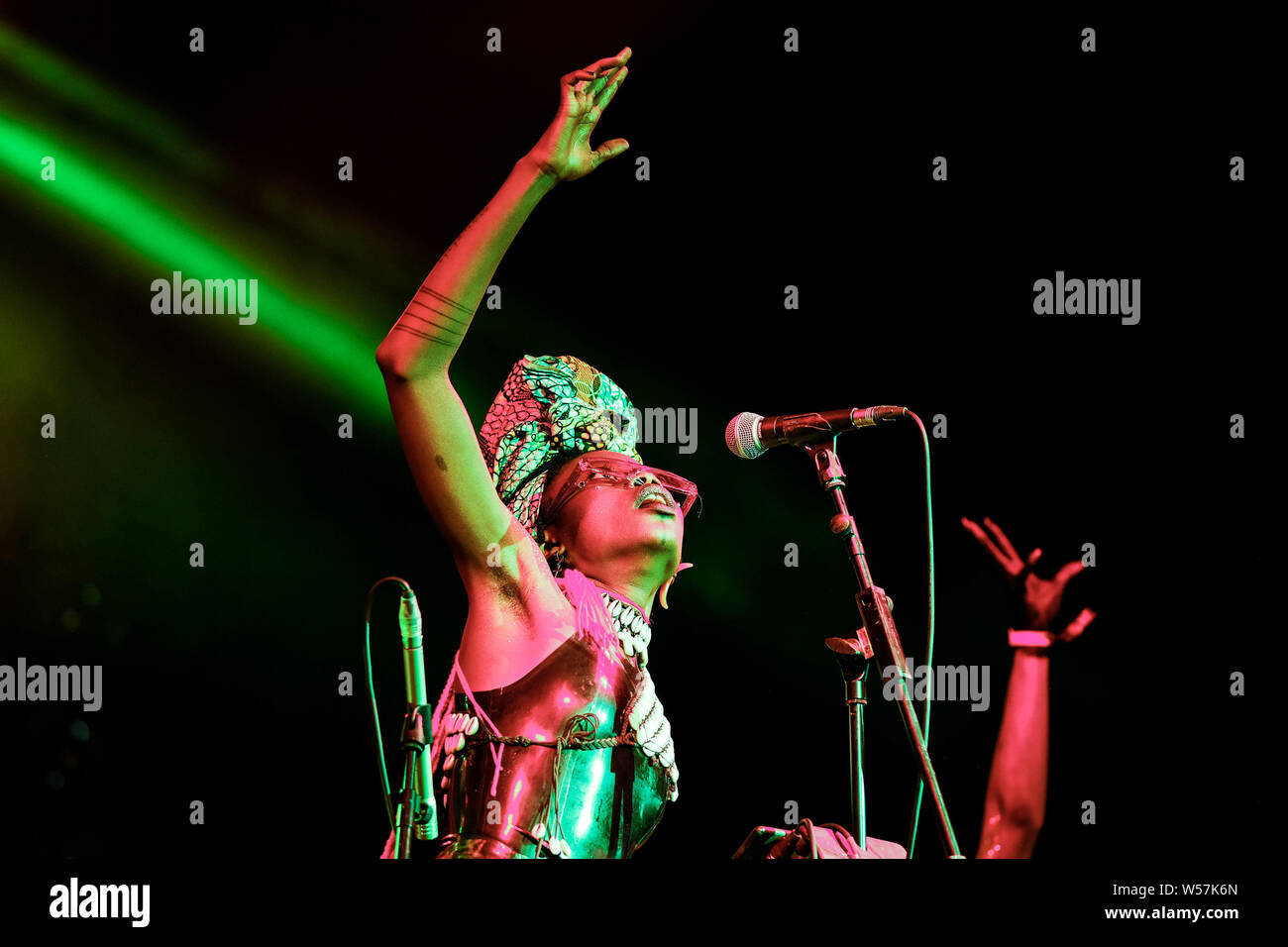 Jojo relative al esegue sul palco a Saim tenda Womad Festival (mondo delle arti di musica e danza) venerdì 26 luglio 2019 a Charlton Park di Malmesbury. Jojo relative al è un artista del Ghana e musicista in base a Brooklyn, New York. La sua produzione creativa campate direzione video, agendo, modellazione, cantando e prestazioni multimediali. Foto di Julie Edwards. Foto Stock