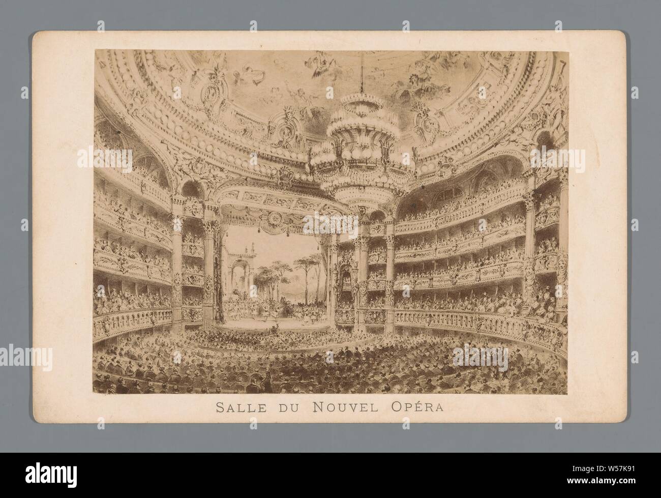 La riproduzione fotografica di una stampa della parte interna del Paris Opéra Salle du Nouvel Opéra (titolo in oggetto), opera house, opera, Opéra de Paris, Numa Fils (menzionato in oggetto), Parigi, 1860 - 1890, cartone, carta fotografica, albume stampa, h 163 mm × W 108 mm Foto Stock