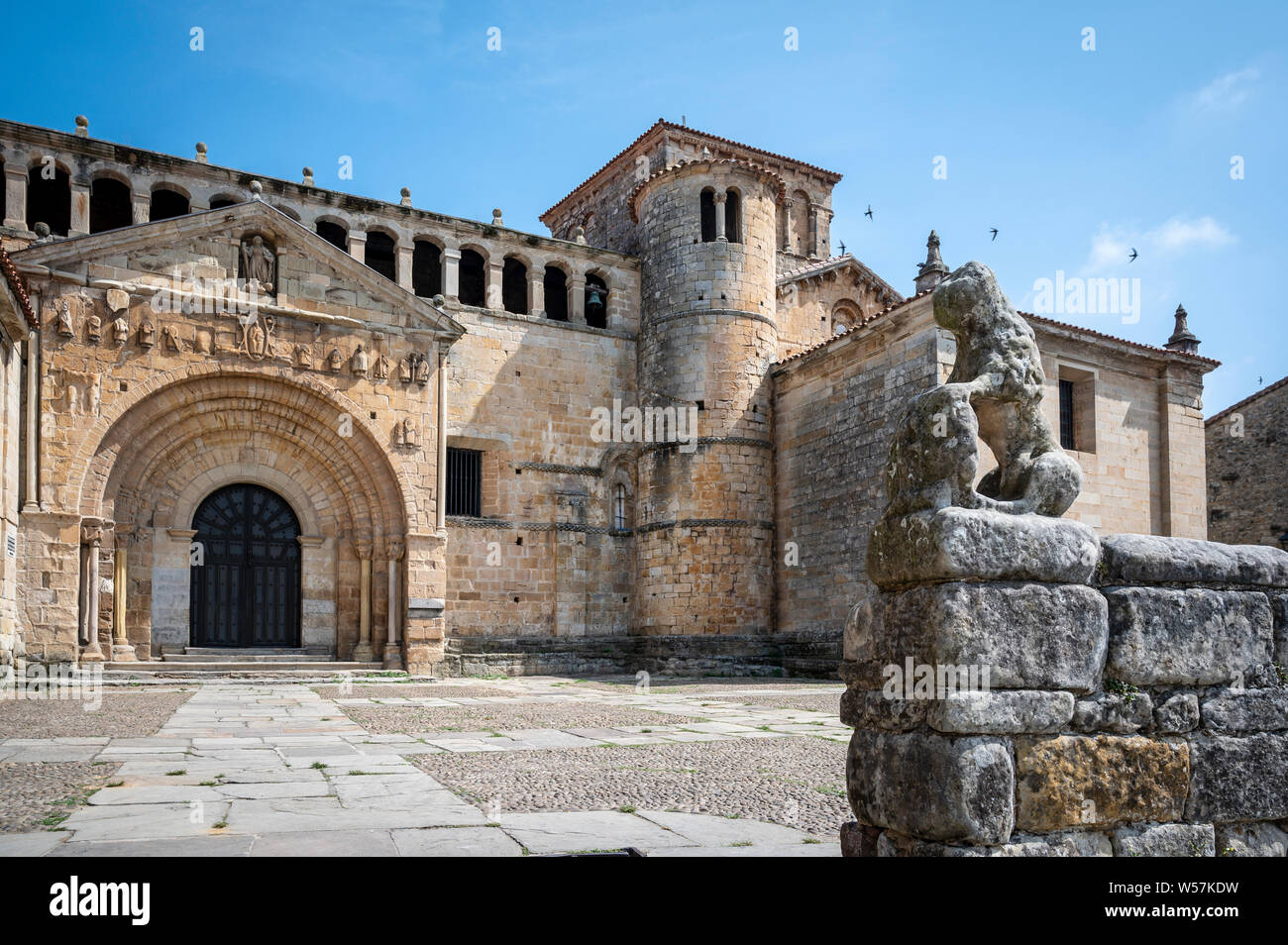 La chiesa collegiata di Santa Giuliana de Santillana del Mar (Cantabria, Spagna), al quale questa città cantabrico (Sant Iuliana - Santillana) deve la sua na Foto Stock