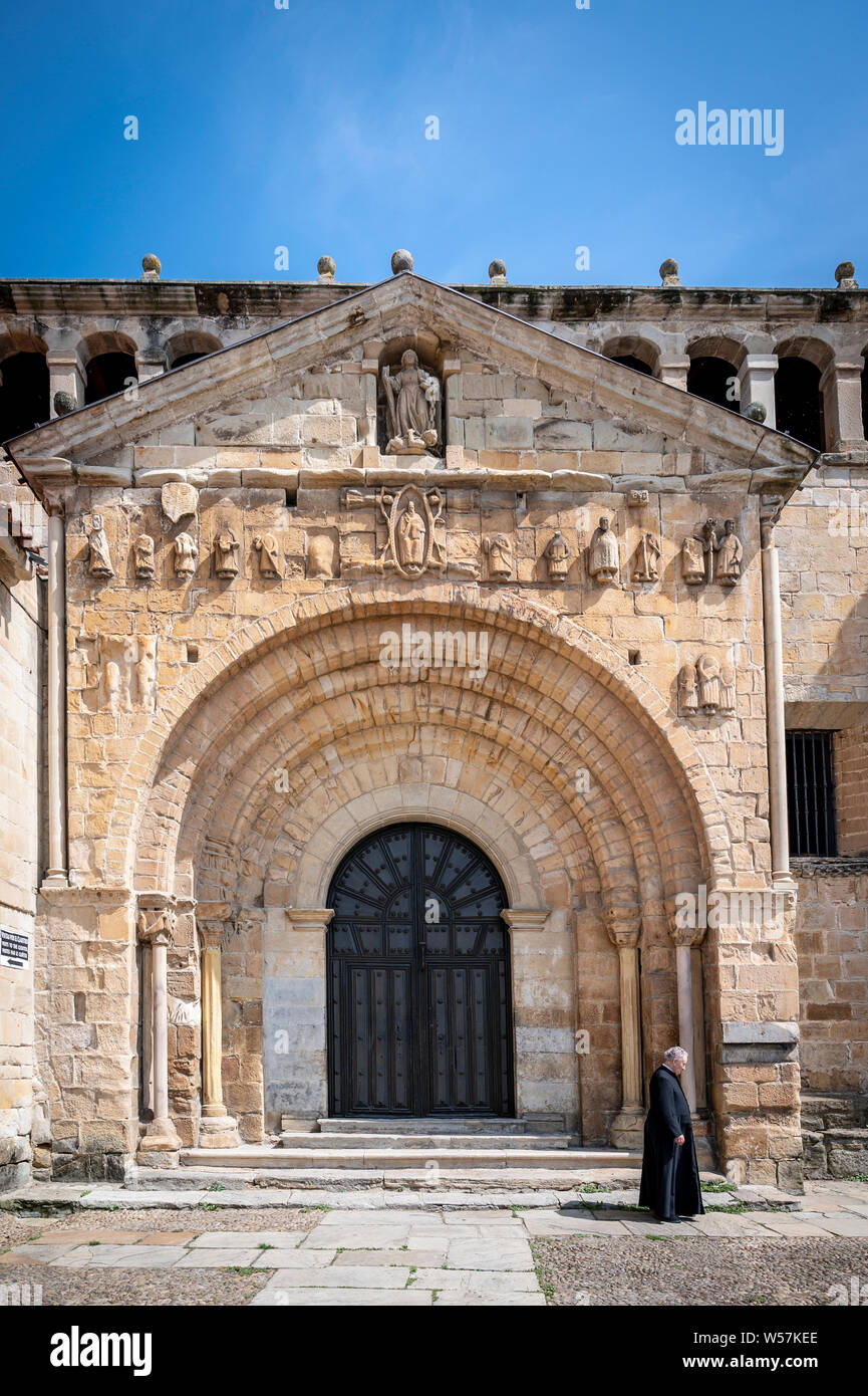 La chiesa collegiata di Santa Giuliana de Santillana del Mar (Cantabria, Spagna), al quale questa città cantabrico (Sant Iuliana - Santillana) deve la sua na Foto Stock