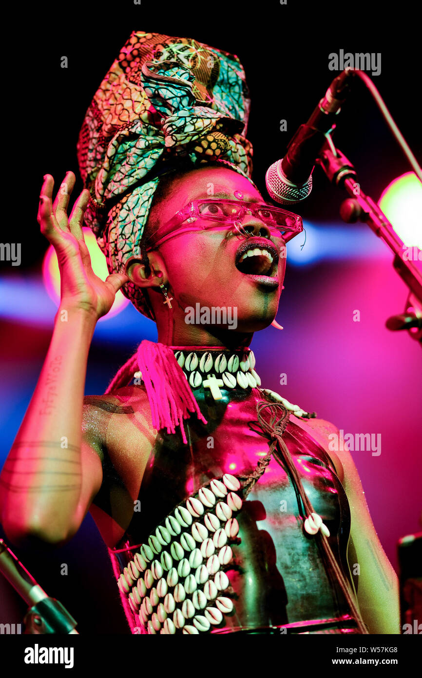 Jojo relative al esegue sul palco a Saim tenda Womad Festival (mondo delle arti di musica e danza) venerdì 26 luglio 2019 a Charlton Park di Malmesbury. Jojo relative al è un artista del Ghana e musicista in base a Brooklyn, New York. La sua produzione creativa campate direzione video, agendo, modellazione, cantando e prestazioni multimediali. Foto di Julie Edwards. Foto Stock