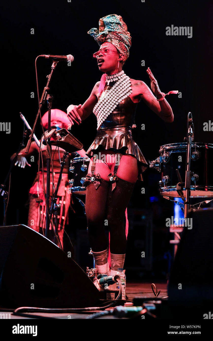 Jojo relative al esegue sul palco a Saim tenda Womad Festival (mondo delle arti di musica e danza) venerdì 26 luglio 2019 a Charlton Park di Malmesbury. Jojo relative al è un artista del Ghana e musicista in base a Brooklyn, New York. La sua produzione creativa campate direzione video, agendo, modellazione, cantando e prestazioni multimediali. Foto di Julie Edwards. Foto Stock