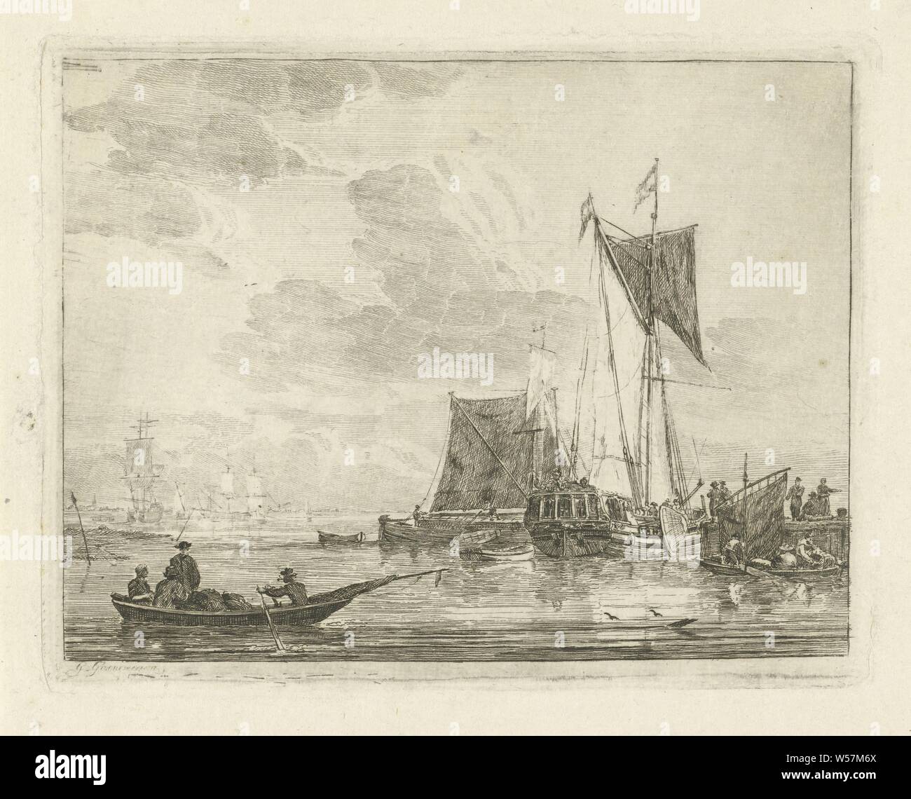 Le navi ad un pontile sul mare con navi (titolo serie), diverse navi su acque calme in corrispondenza di un pontile. Sulla sinistra una barca a remi con quattro figure, uno dei quali è il canottaggio. Questa stampa è parte di una serie di sei stampe con diverse navi a vela in mare, barche a remi e canoe, etc, navi (in generale), Gerrit Groenewegen (menzionato in oggetto), Rotterdam, 1786, carta, attacco, h 120 mm × W 150 mm Foto Stock