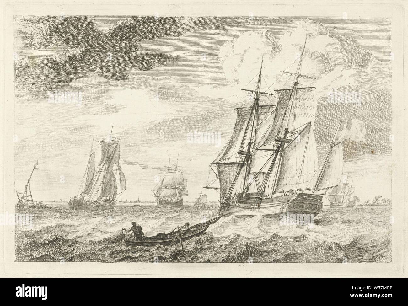 Il Brik e altre navi su una vasta idrovia varie barche sulle onde (titolo serie), Seascape con le navi a vela e in primo piano uno sloop con due figure. Uno degli uomini in barca è di canottaggio, mentre gli altri proietta una rete da pesca al timone. Questa stampa è parte di una serie di cinque stampe con diverse navi a vela, navi (in generale), Gerrit Groenewegen, Rotterdam, 1793, carta, attacco, h 183 mm × W 271 mm Foto Stock