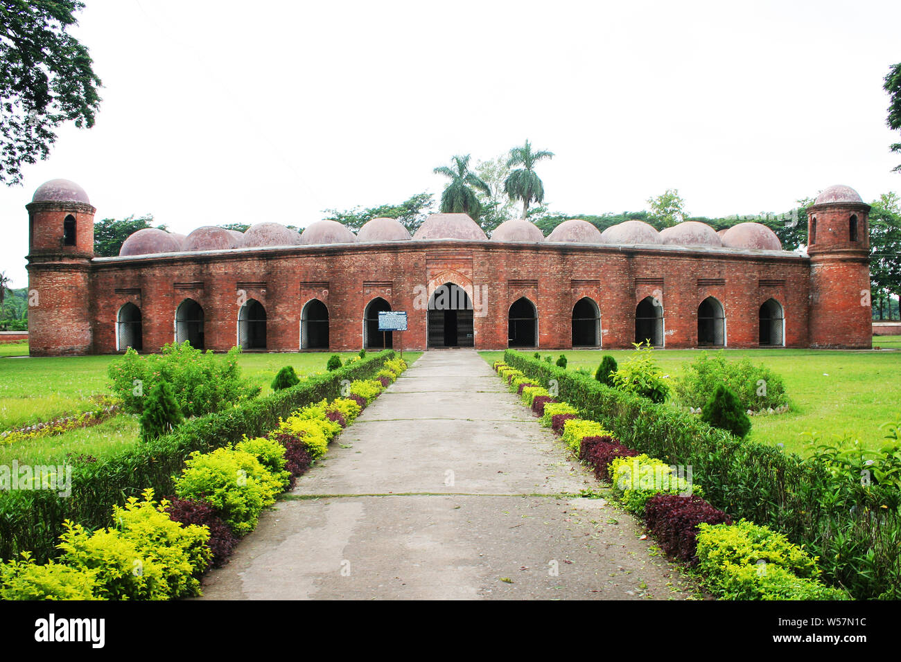 Le sessanta moschea a cupola o Shaṭ Gombuj Moshjid noto anche come Shait Gambuj moschea o dice Gunbad Masjid, un sito Patrimonio Mondiale dell'UNESCO. Bagerhat. Foto Stock