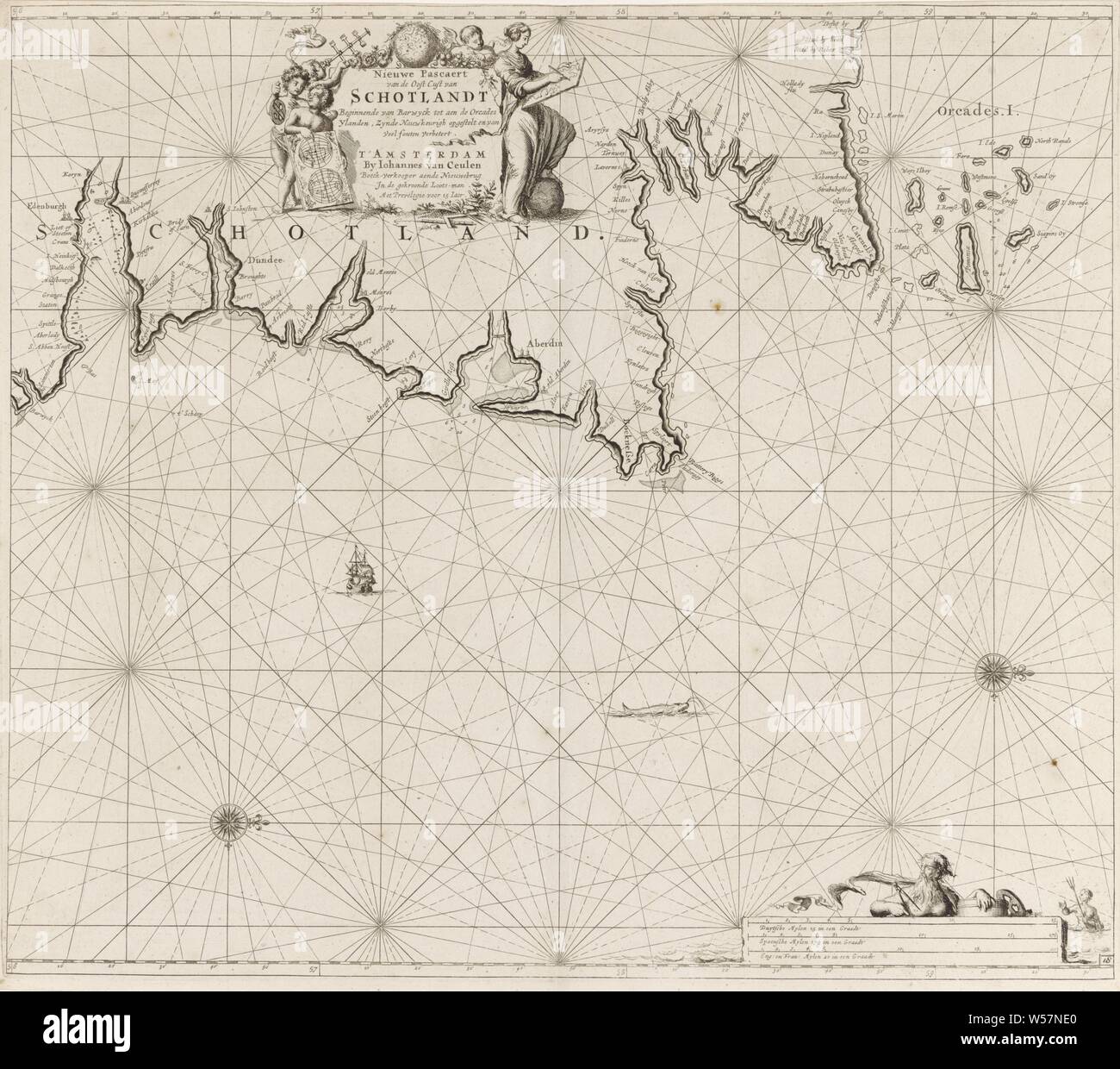 Passaporto carta da una parte della costa nord-est della Scozia e le isole Orcadi Pascaert nuovo da est Cust di Scotlandt partendo da Barwyck al Orcades Ylanden (titolo in oggetto) parte della costa nord-est della Scozia e le isole Orcadi, con due compass rose, il nord è a destra. In alto un cartiglio con il titolo e l'indirizzo della casa editrice affiancato da putti con mappe e strumenti nautici e una donna il disegno di una mappa. In basso a destra la scala in tedesco, spagnolo e inglese o francese miglia (scala: c. 1: 700 000), con due divinità del mare, per trovare la posizione in mare Foto Stock