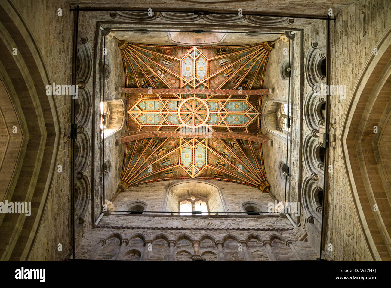 Il soffitto dipinto della torre centrale quadrata in St Davids Cathedral, Pembrokeshire, Wales, Regno Unito Foto Stock