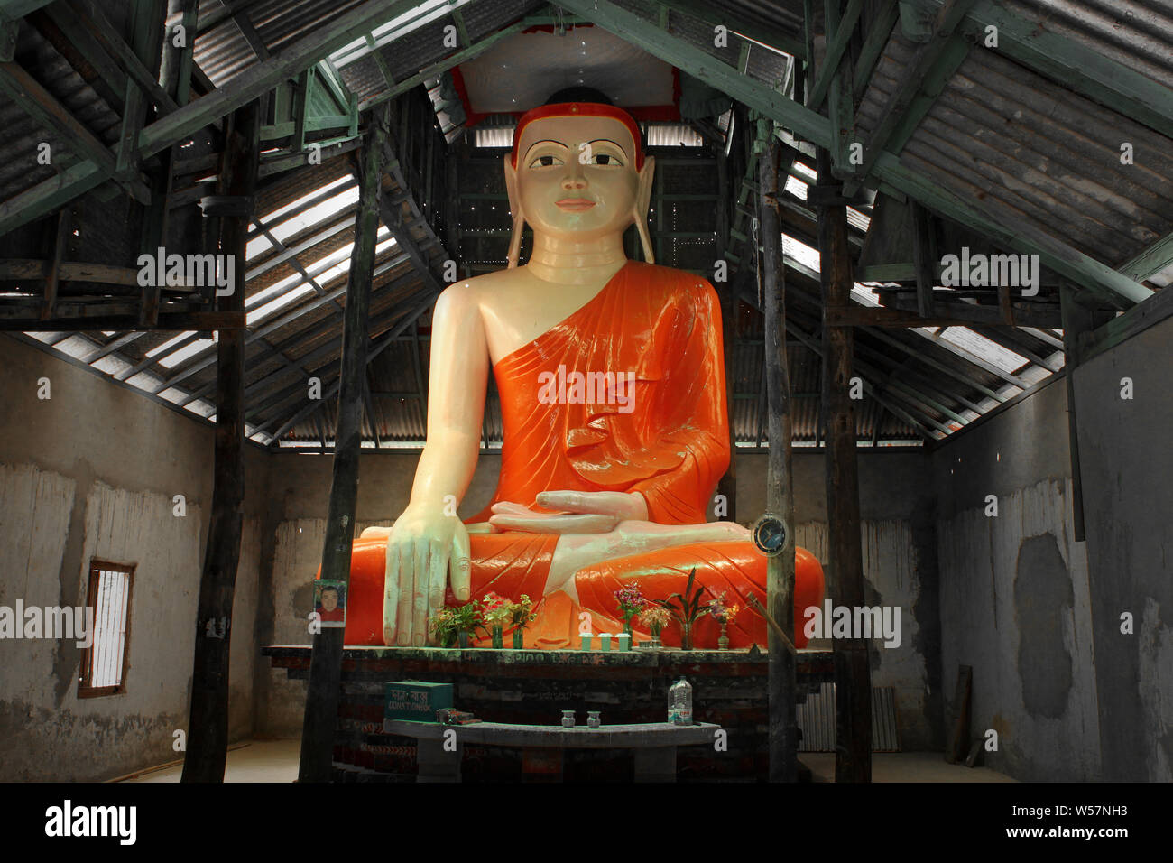 Statua di Buddha dentro il tempio buddista in Kuakata. Patuakhali, Bangladesh. Foto Stock
