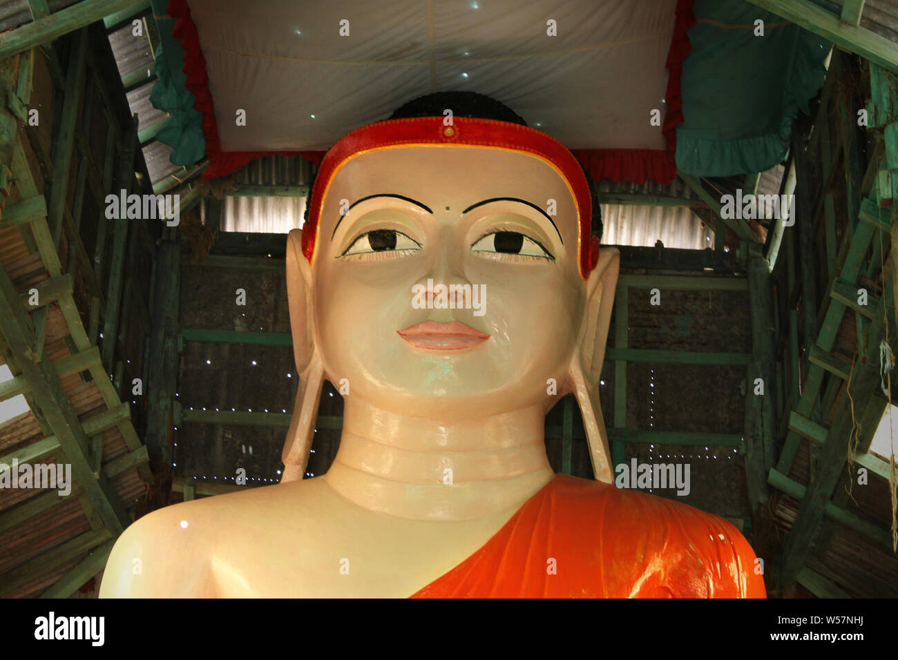 Statua di Buddha dentro il tempio buddista in Kuakata. Patuakhali, Bangladesh. Foto Stock