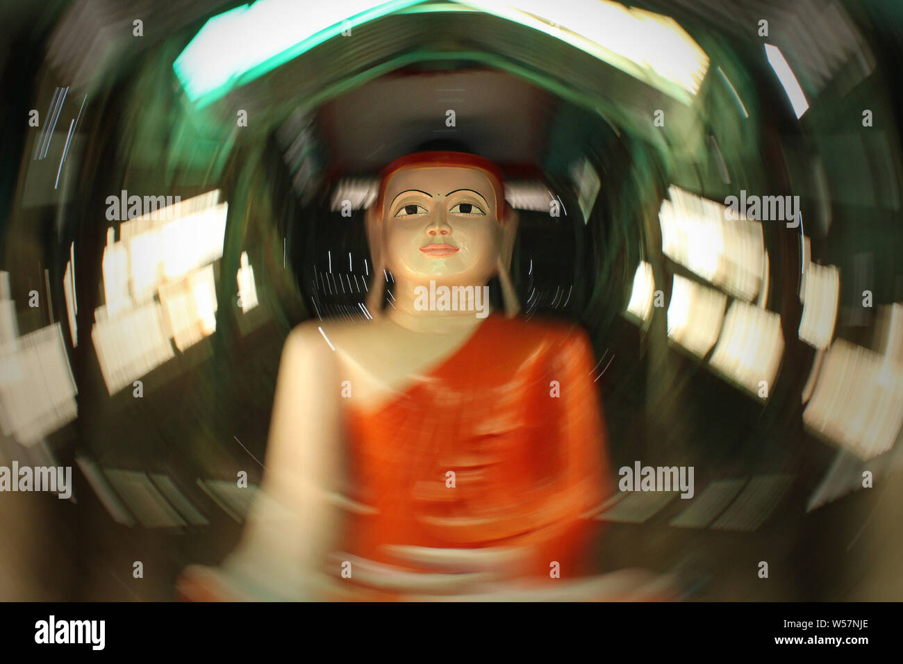 Statua di Buddha dentro il tempio buddista in Kuakata. Patuakhali, Bangladesh. Foto Stock