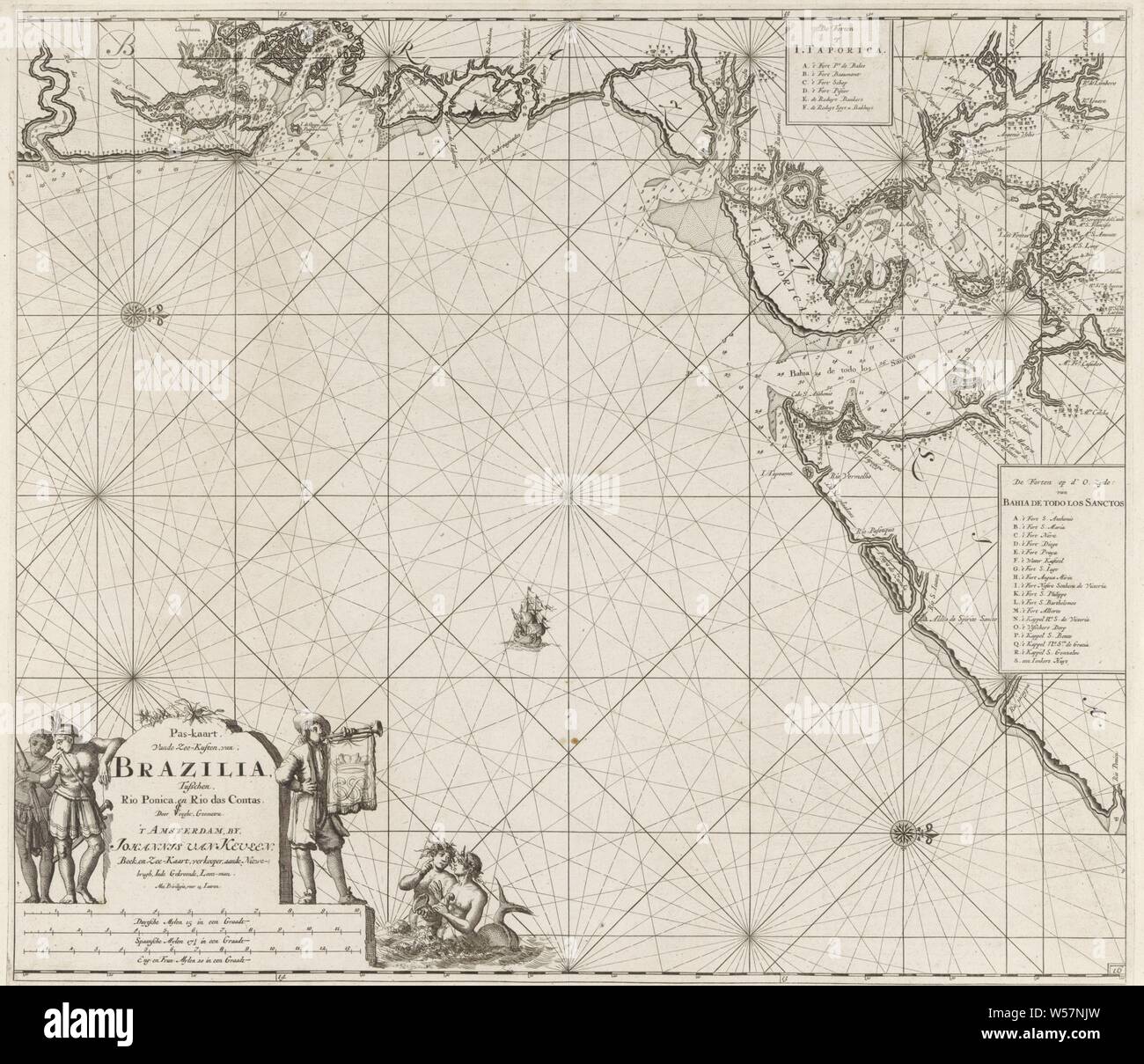 Tessera di Abbonamento di parte della costa del Brasile presso la All Saints Bay Pass card, delle coste, Dell, Brasile, tra, Rio Ponica e Rio das Contas (titolo in oggetto), scheda del passaporto di una parte della costa del Brasile a tutti Saint Bay, con due compass rose, il Noorder è sulla destra. In basso a sinistra il titolo, l'indirizzo della casa editrice e la scala, mostrato in tedesco, spagnolo e inglese o francese miglia (scala: c. 1: 400 000). I dati è affiancato da due uomini, uno di chi indossa le piume in piuma e un uomo con una tromba con un banner appesi con una corona. Due sirene, sailing-nave, barca a vela Foto Stock