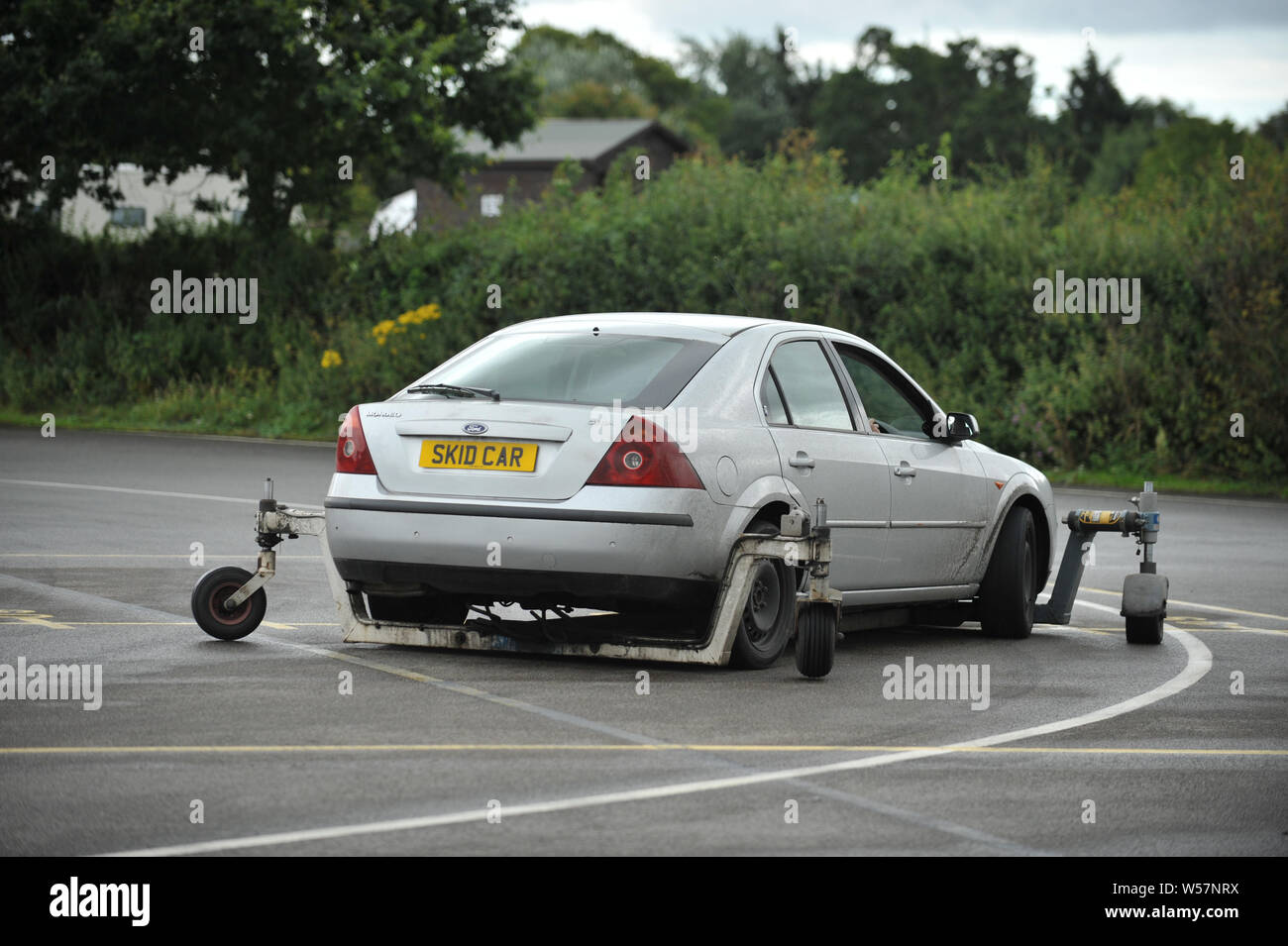 Skid car su skid pan Foto Stock