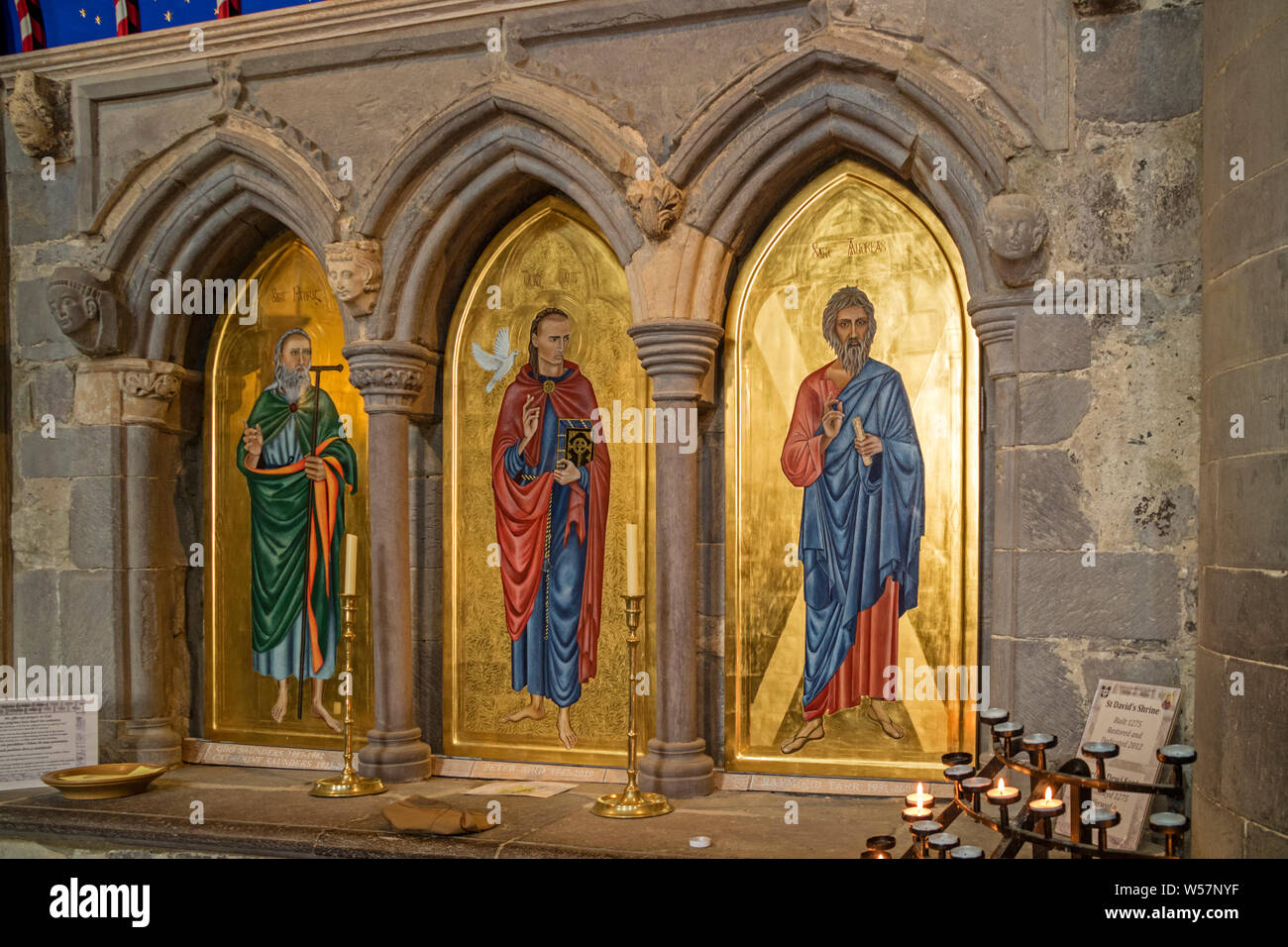 Santuario di San Davide in St Davids Cathedral, Pembrokeshire, Wales, Regno Unito Foto Stock