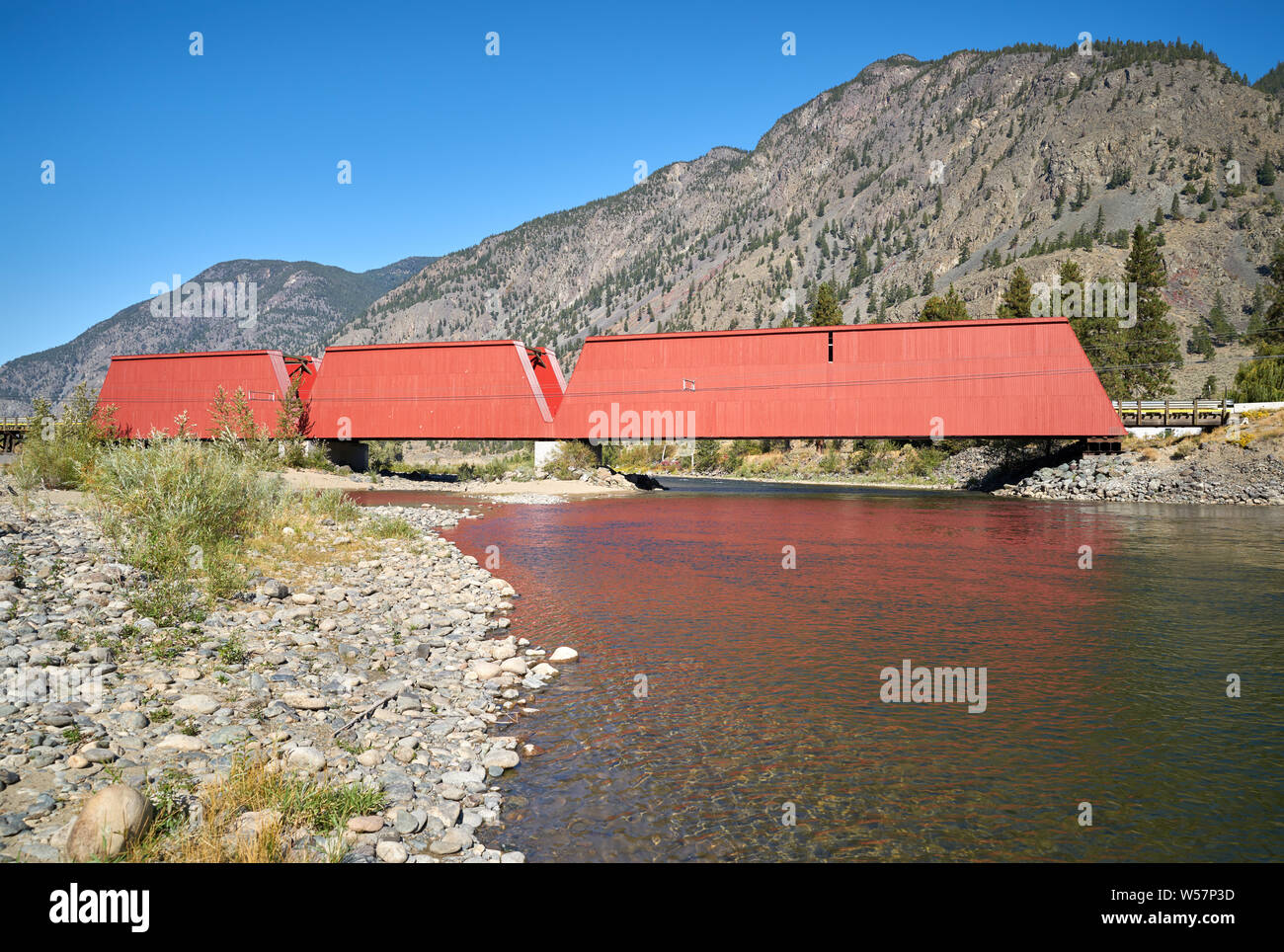 Ponte rosso fiume Similkameen Keremeos. Un rosso, coperto ponte che attraversa il fiume Similkameen vicino Keremeos. Originariamente un ponte ferroviario costruito nel 1907 Foto Stock
