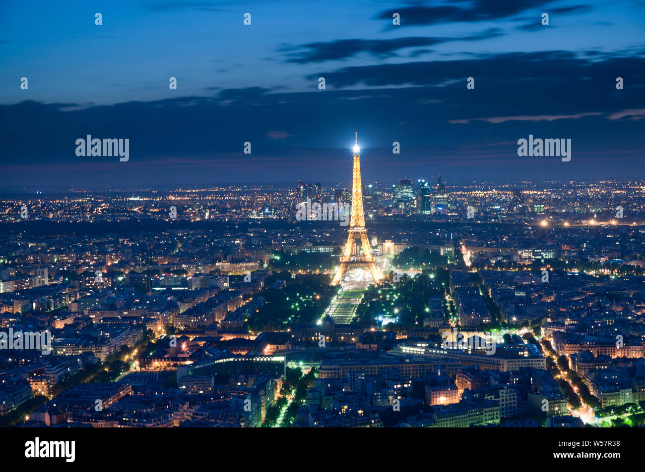 Torre Eiffel durante lo spettacolo di luci al crepuscolo Foto Stock