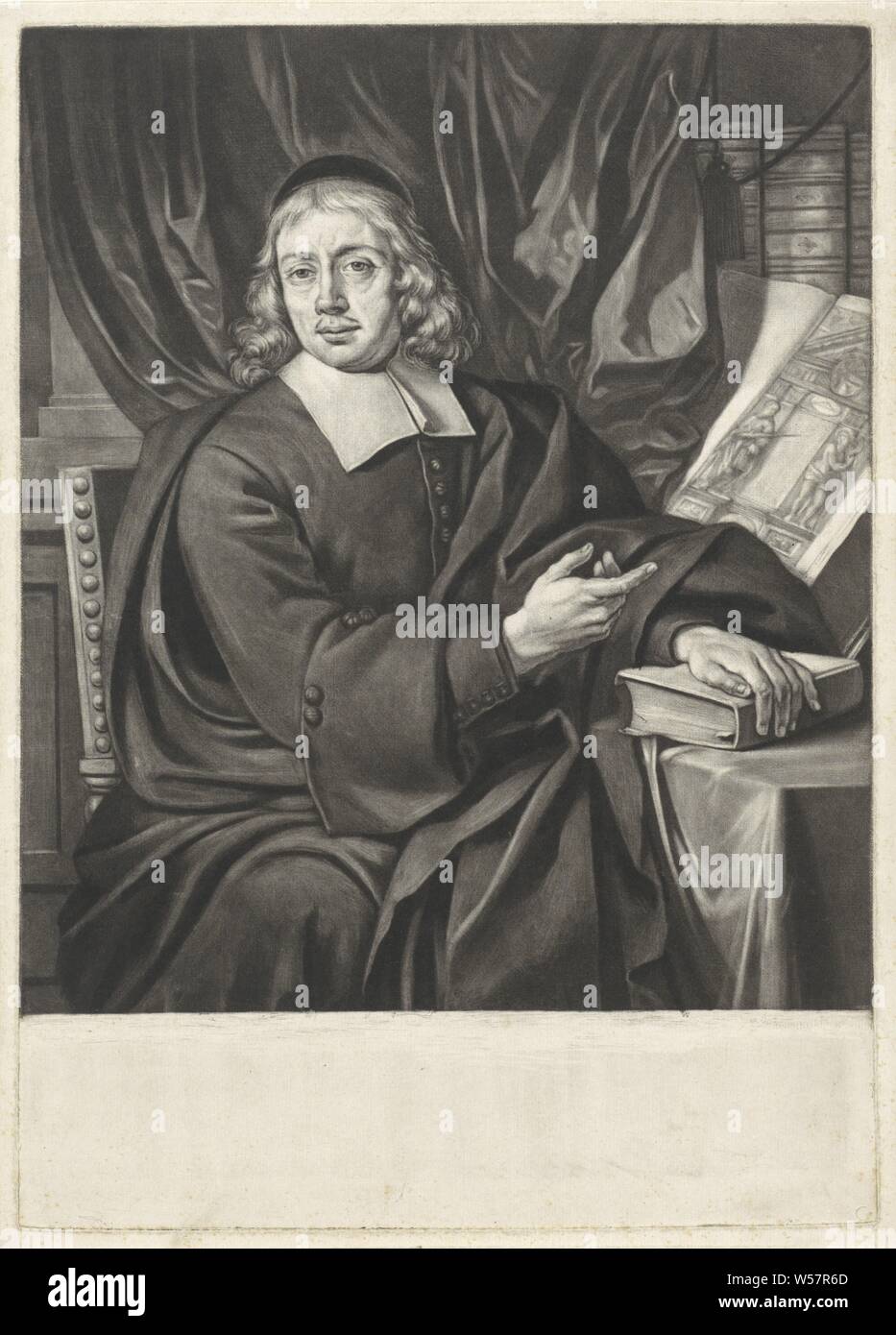 Ritratto di Johannes Colerus, lo scrittore e teologo Johannes Colerus seduti ad un tavolo e puntando a un libro, teologo, prenota, studio, 'studiolo', biblioteca, Johannes Colerus (1647-1707), Jacob Gole, Amsterdam, 1689 - 1794, carta, h 315 mm × W 226 mm Foto Stock