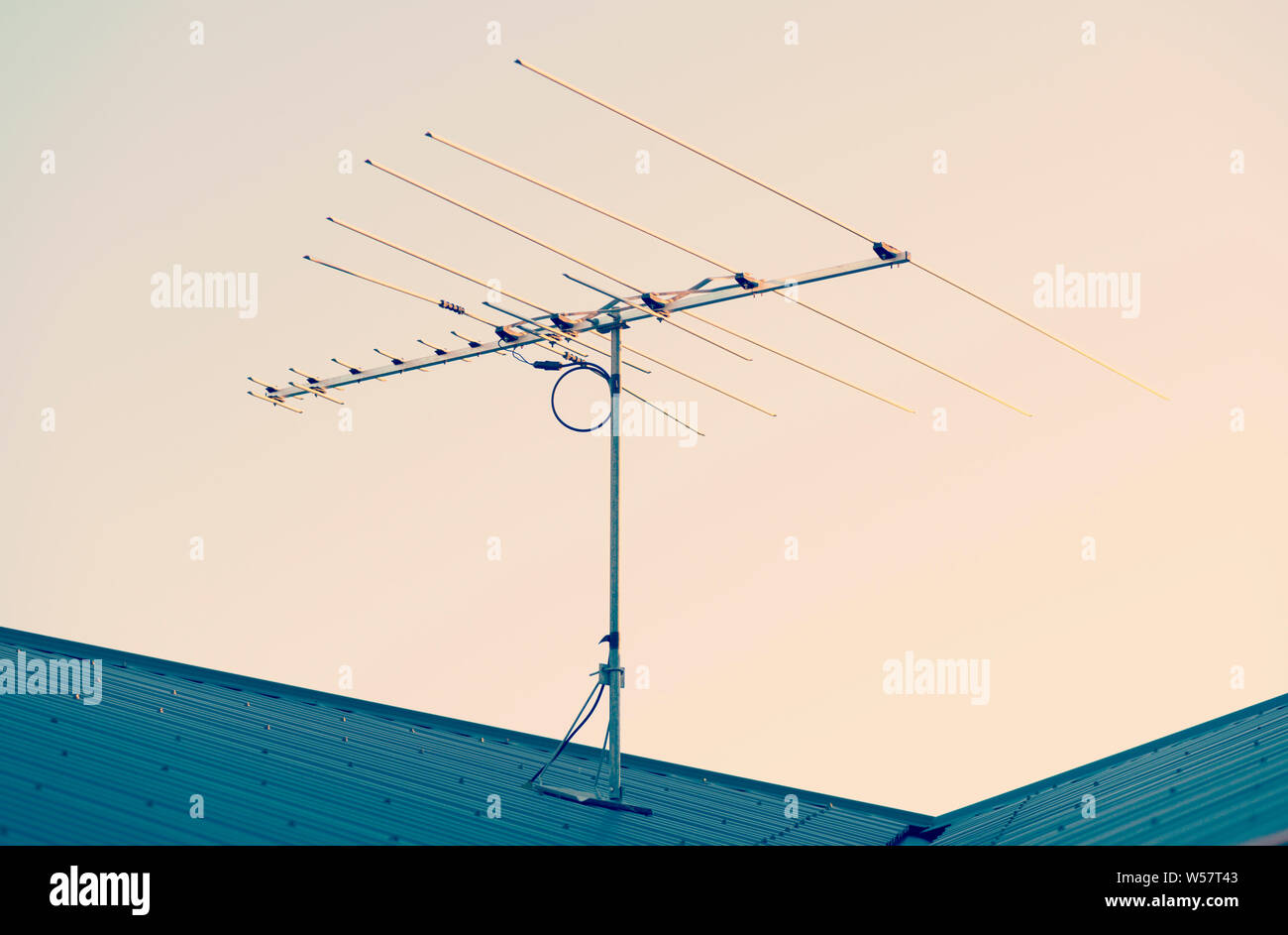 Antenna TV digitale o dell'antenna sulla parte superiore di una casa con retro Instagram stile effetto filtro Foto Stock
