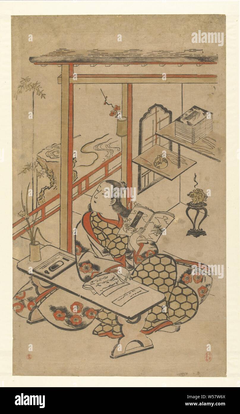 La donna al tavolo, la lettura nella "raccontando di Genji', donna in kimono con pini e prugna Fiore pattern, seduti alla scrivania, con libro in mano sinistra, guardando fuori sulla veranda in giardino con vasca, una pila di libri su uno scaffale sul retro della camera., Kiyomasu (MI), Torii (attribuito a), Giappone, 1710 - 1720, carta, h 536 mm × W 320 mm Foto Stock