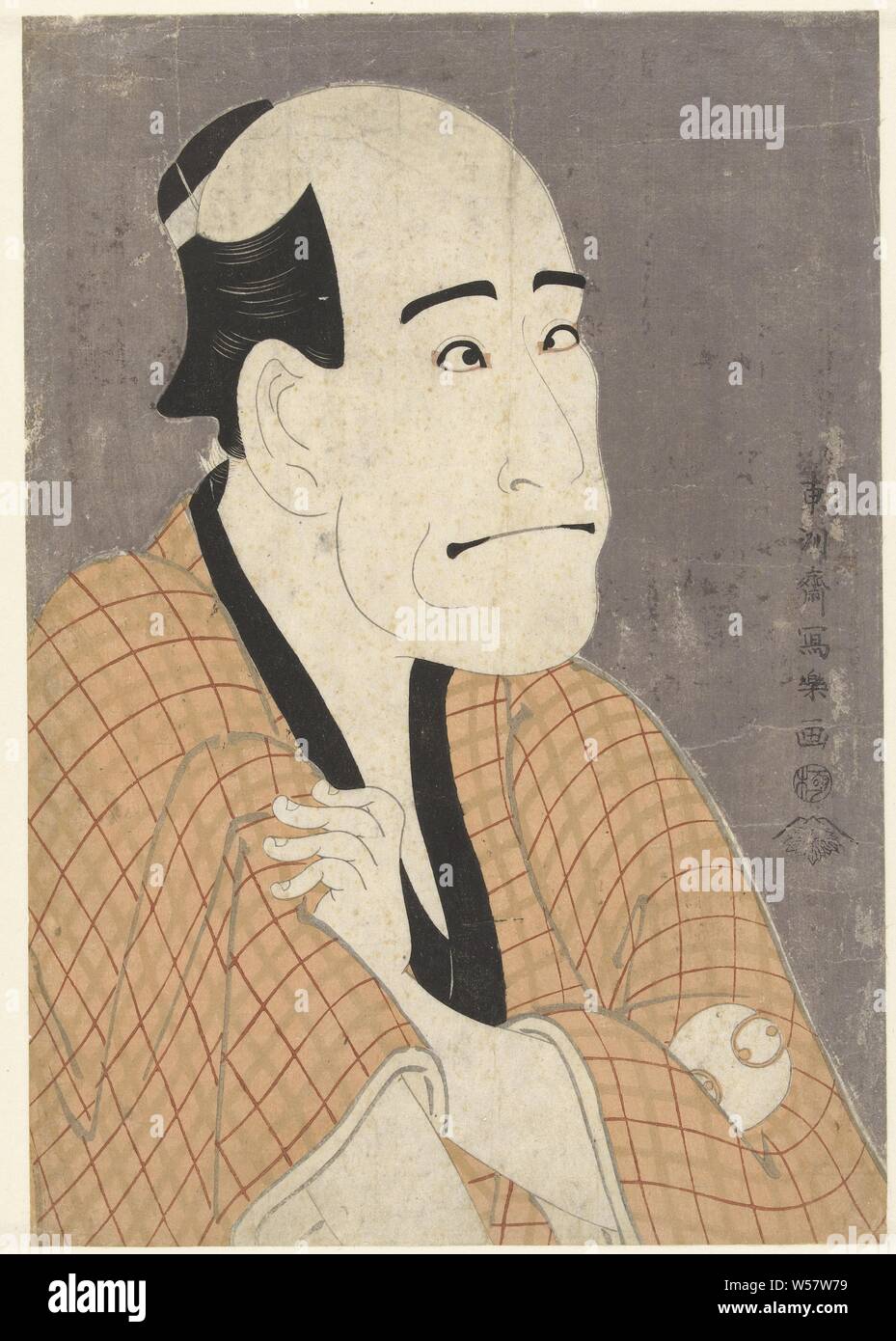 Arashi Ryuzo busto ritratto, l'attore Arashi Ryuzo nel ruolo di male il mutuante non Ishibe Kinkichi, in arancione a scacchi in kimono, arrotolando il suo manicotto, contro il grigio Sfondo mica. Scena da riprodurre Hana ayame Bunroku Soga, eseguita in Miyako-za nel 1794, Arashi Ryuzo II, Toshusai Sharaku (menzionato in oggetto), 1794, carta, colore xilografia, h 349 mm × W 243 mm Foto Stock