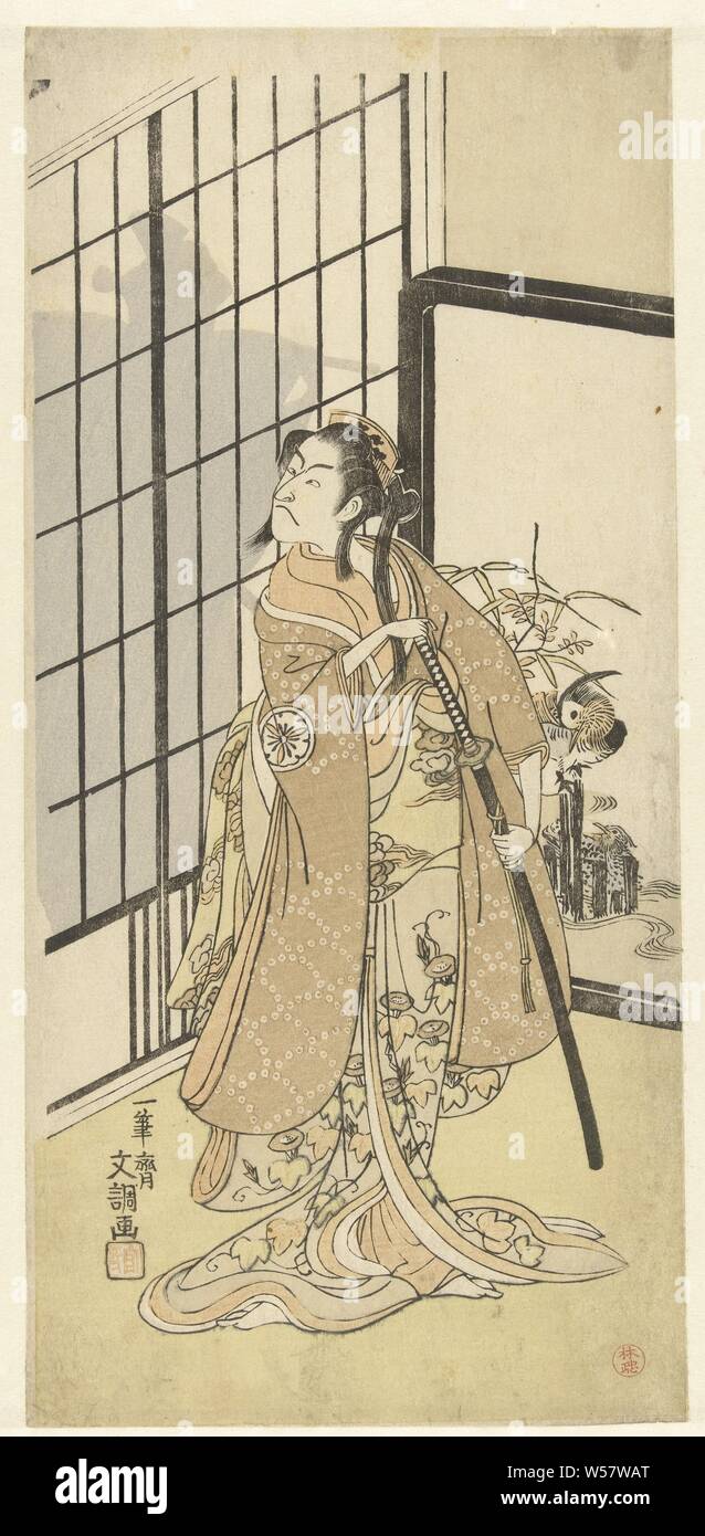 Attore Matsumoto Koshiro III nel ruolo femminile Asagao, attore Matsumoto Koshiro III come una donna in kimono con motivo floreale e lunga spada in mano, guardando la sagoma di un uomo dietro la parete di carta, una schermata con l'immagine di anatre con acqua in background, Ichikawa Danjûrô V, Ippitsusai Bunchô (menzionato in oggetto), Giappone, 1768, carta, colore xilografia, h 318 mm × W 146 mm Foto Stock