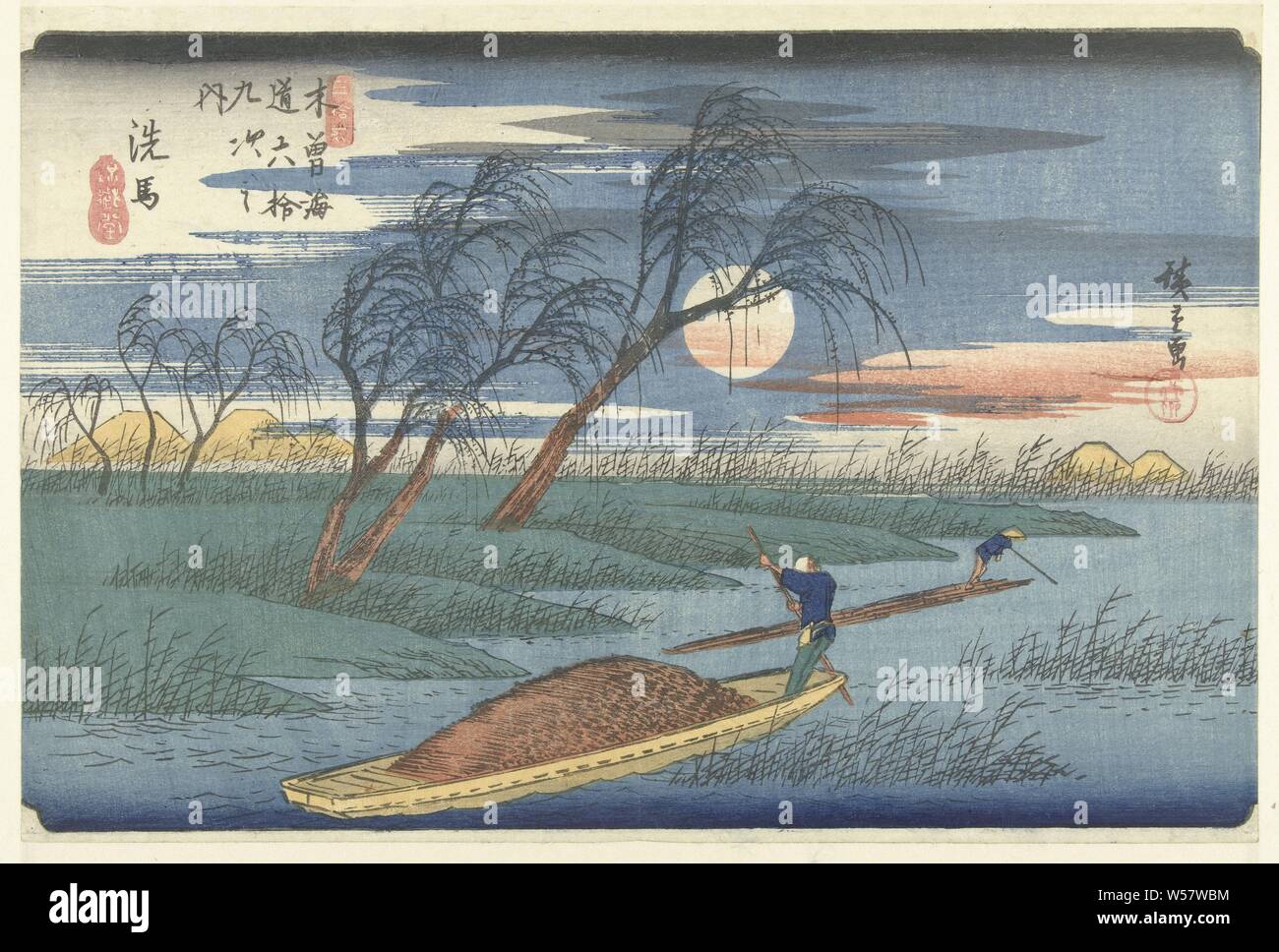 Seba (titolo in oggetto) le 69 stazioni del Kisokaido (titolo serie) Kisokaido rokujukyu tsugi no uchi (titolo serie su object), paesaggio fluviale con la luna piena, barca e zattera su un fiume con canneti e salici sulla banca, in background i tetti delle case del villaggio di Seba., Hiroshige (MI), Utagawa (menzionato in oggetto), Giappone, 1835 - 1840, carta, colore xilografia, h 238 mm × W 350 mm Foto Stock
