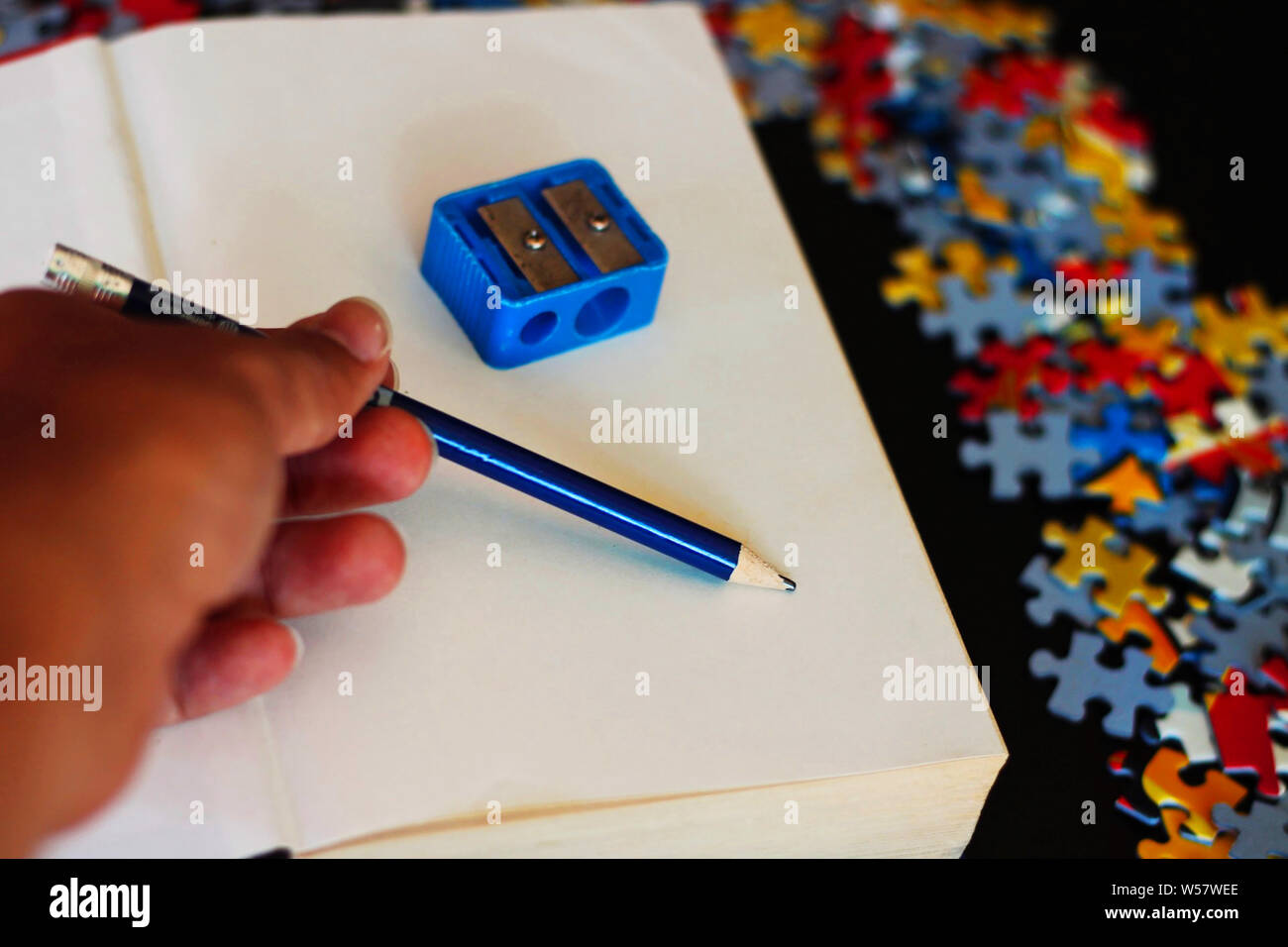 Libro bianco con matita e temperamatite. Foto Stock