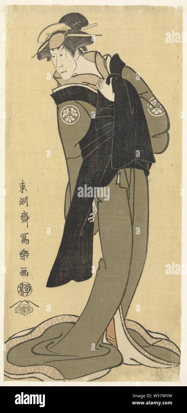 Ritratto di Osagawa Tsuneyo II nel ruolo femminile, l'attore Osagawa Tsuneyo II di intera lunghezza verticale, nel ruolo di moglie Okinu, in verde kimono, mani black tie obi, contro sfondo giallo. Scena da riprodurre Katsuragawa tsuki no omoide, eseguita in Kawarazaki-za nel 1794, Osagawa Tsuneyo II, Toshusai Sharaku (menzionato in oggetto), 1794, carta, colore xilografia, h 305 mm × W 142 mm Foto Stock