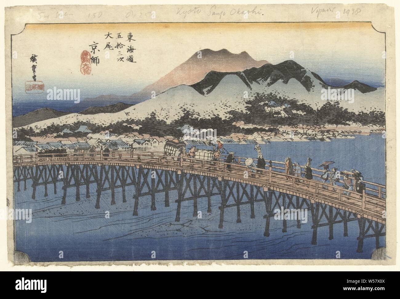 Kyoto, il grande ponte a Sanjo Kyoto, Sanjo Ohashi (titolo in oggetto) le 53 stazioni della Tokaido (titolo serie) Tokaido gojusan tsugi no uchi (titolo serie su object), la vista del ponte sul fiume Kamo a Kyoto con l'densamente edificata riverbank e montagne sullo sfondo., Hiroshige (MI), Utagawa (menzionato in oggetto), 1828 - 1835, carta, colore xilografia, h 222 mm × W 348 mm Foto Stock