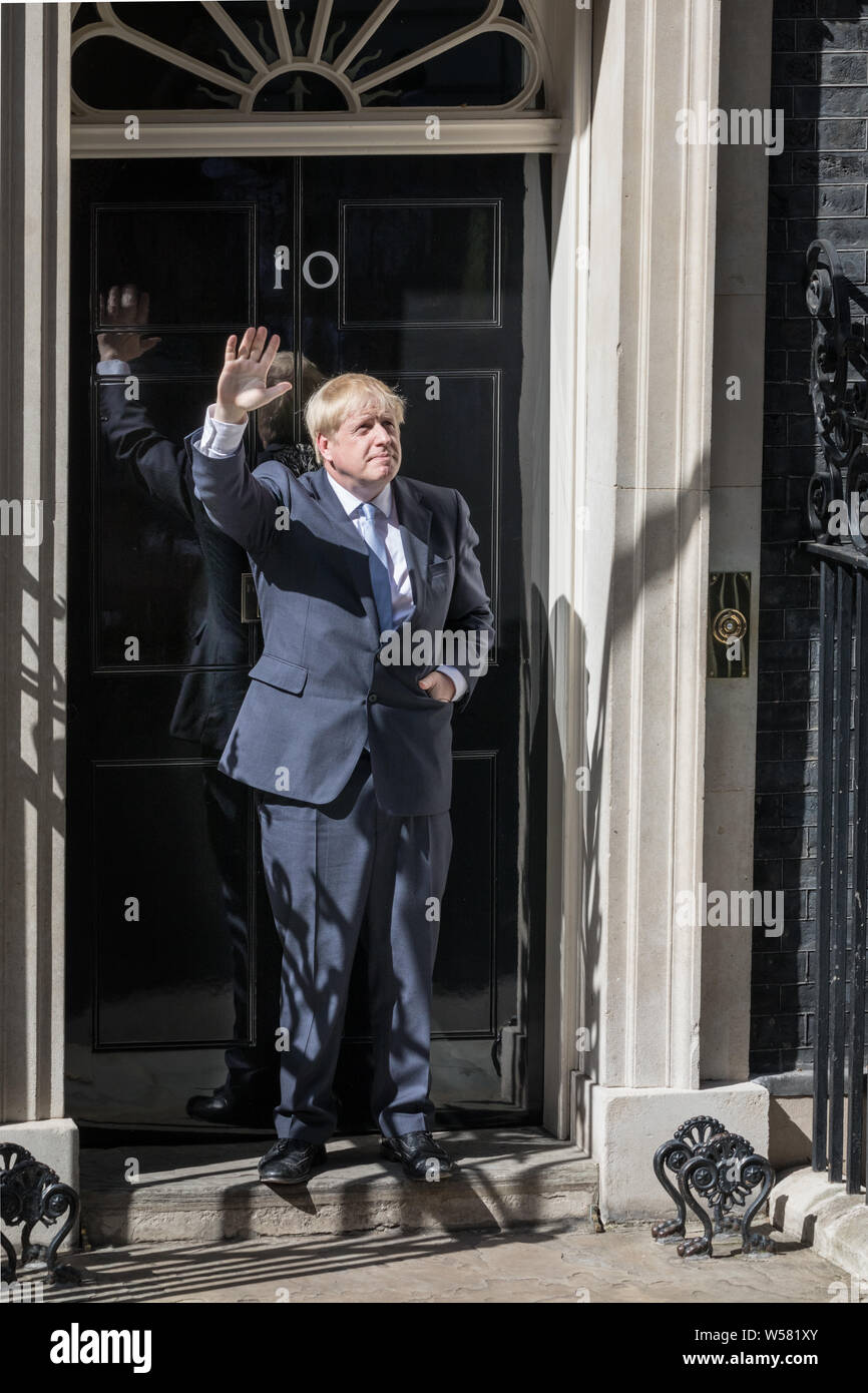 Il nuovo Primo Ministro Boris Johnson onde da porta fuori n. 10 di Downing Street, sul suo primo giorno come PM, Westminster, London, Regno Unito Foto Stock
