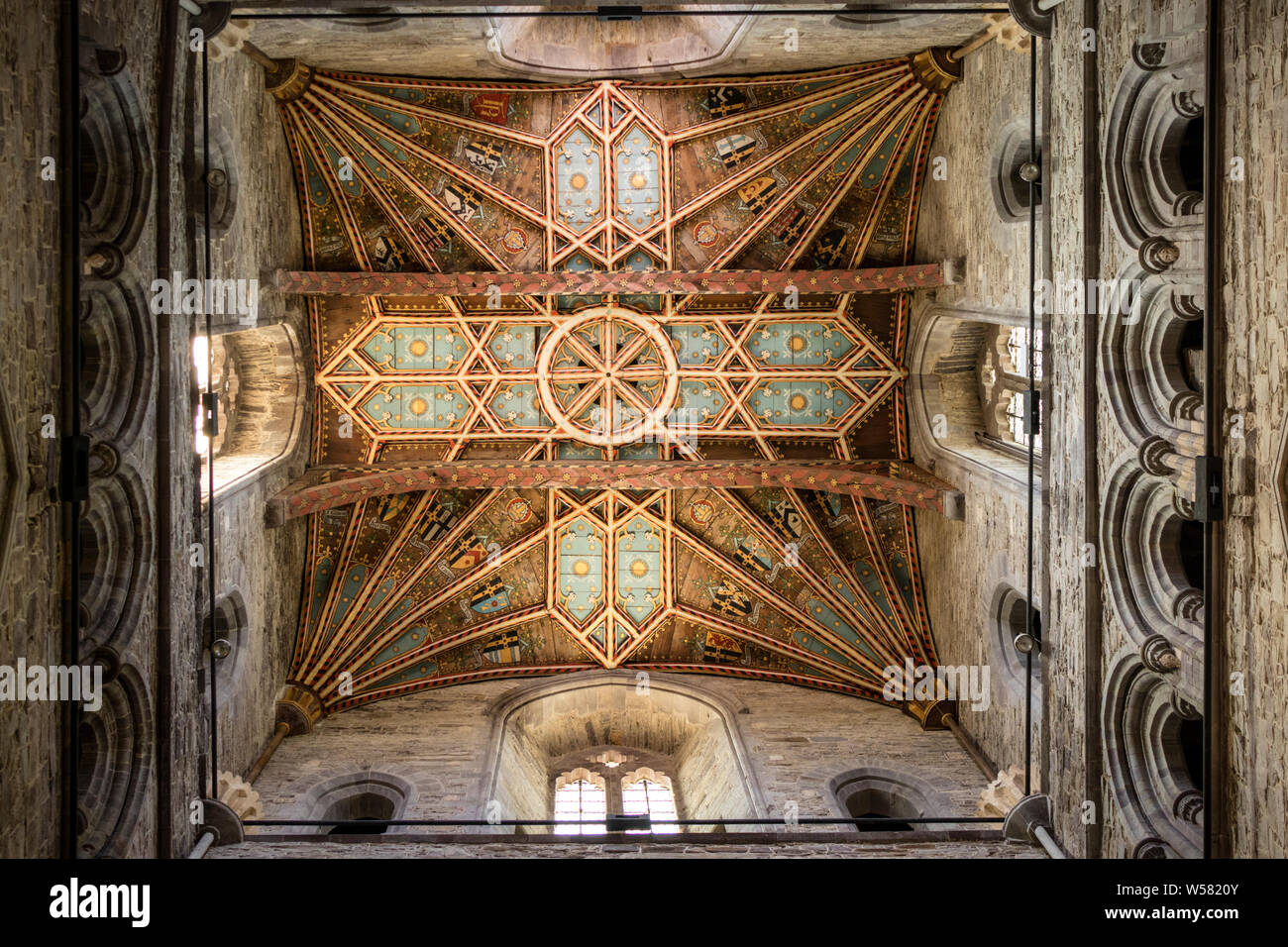 Il soffitto dipinto della torre centrale quadrata in St Davids Cathedral, Pembrokeshire, Wales, Regno Unito Foto Stock