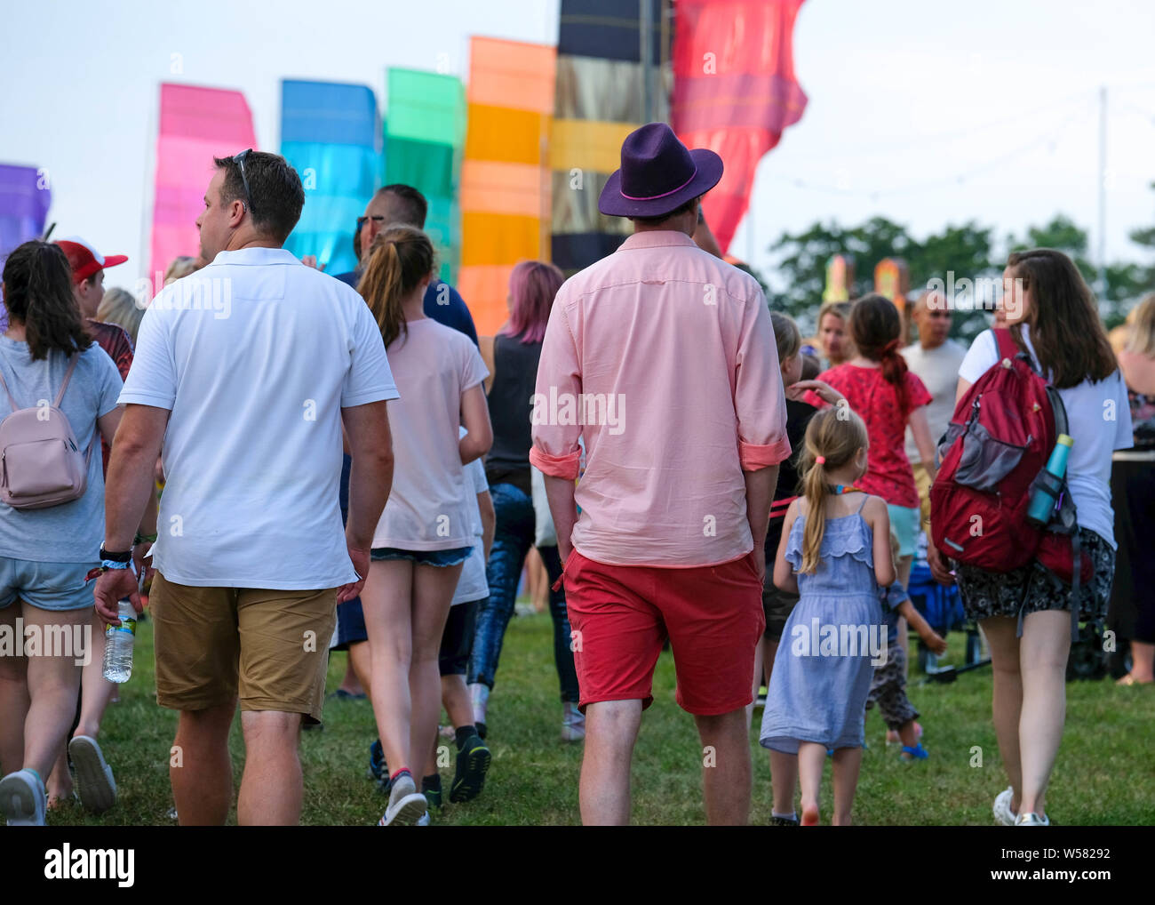 Lulworth, Dorset, 26 luglio 2019. La folla che arrivano e passeggiate intorno al Camp Bestival, Lulworth, Dorset Credito: Alba Fletcher-Park/Alamy Live News Foto Stock