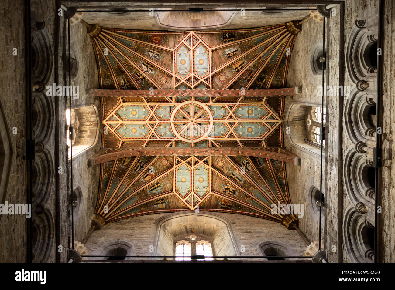 Il soffitto dipinto della torre centrale quadrata in St Davids Cathedral, Pembrokeshire, Wales, Regno Unito Foto Stock