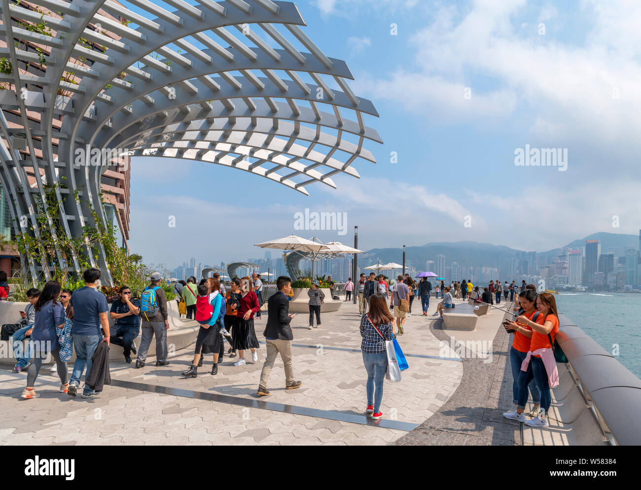 Viale delle Stelle guardando verso l'Isola di Hong Kong, Tsim Sha Tsui Promenade, Kowloon, Hong Kong, Cina Foto Stock