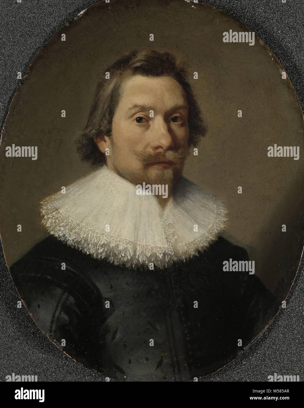 Ritratto di Cornelis Samuelsz van Esch (1594 / 95-1656), Ritratto di Cornelis Samuelsz. van Esch (1594 / 95-1656). Busto a destra. Parte di una serie di sette ritratti ovale di Cornelis Samuelsz van Esch, sua moglie Josina Jansdr de Carpentier, le loro tre figlie e due figli, anonimo, Dordrecht, 1632, rame (metallo), pittura a olio (vernice), supporto: h 15.6 cm × W 12,7 cm h 27.5 cm × W 24 cm × d 4 cm Foto Stock