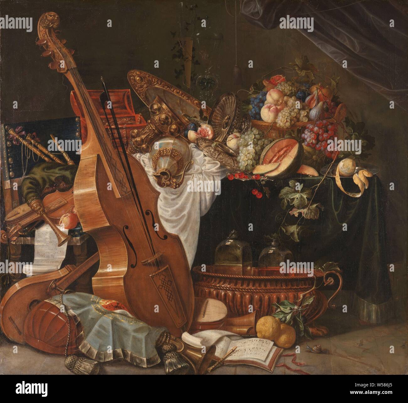 Ancora in vita, ancora la vita con uno strumento musicale, stoviglie e frutta. Sulla sinistra una cister, un liuto, un violoncello, violino, cornamuse, una tromba o tromba, un flauto e foglio di musica. Vari vasi, piatti e le piastre sono sul tavolo. In un cesto di frutta, uve comprese, limoni, un melone, le mele e le pere., Johann Friedrich Grueber, 1662 - 1681, tela, pittura a olio (vernice), h 153 cm × W 166 cm d 7 cm Foto Stock