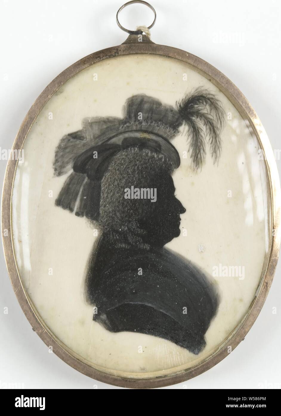 Ritratto di una donna, Silhouette ritratto di Suriname (?) Donna. Busto, a destra, un cappello con tre piume sulla testa., anonimo, Paesi Bassi del Nord, c. 1790, avorio, metallo, vetro, h 5.4 cm × w 4,5 cm h 6.1 cm × W 4.4 cm × d 0,3 cm Foto Stock