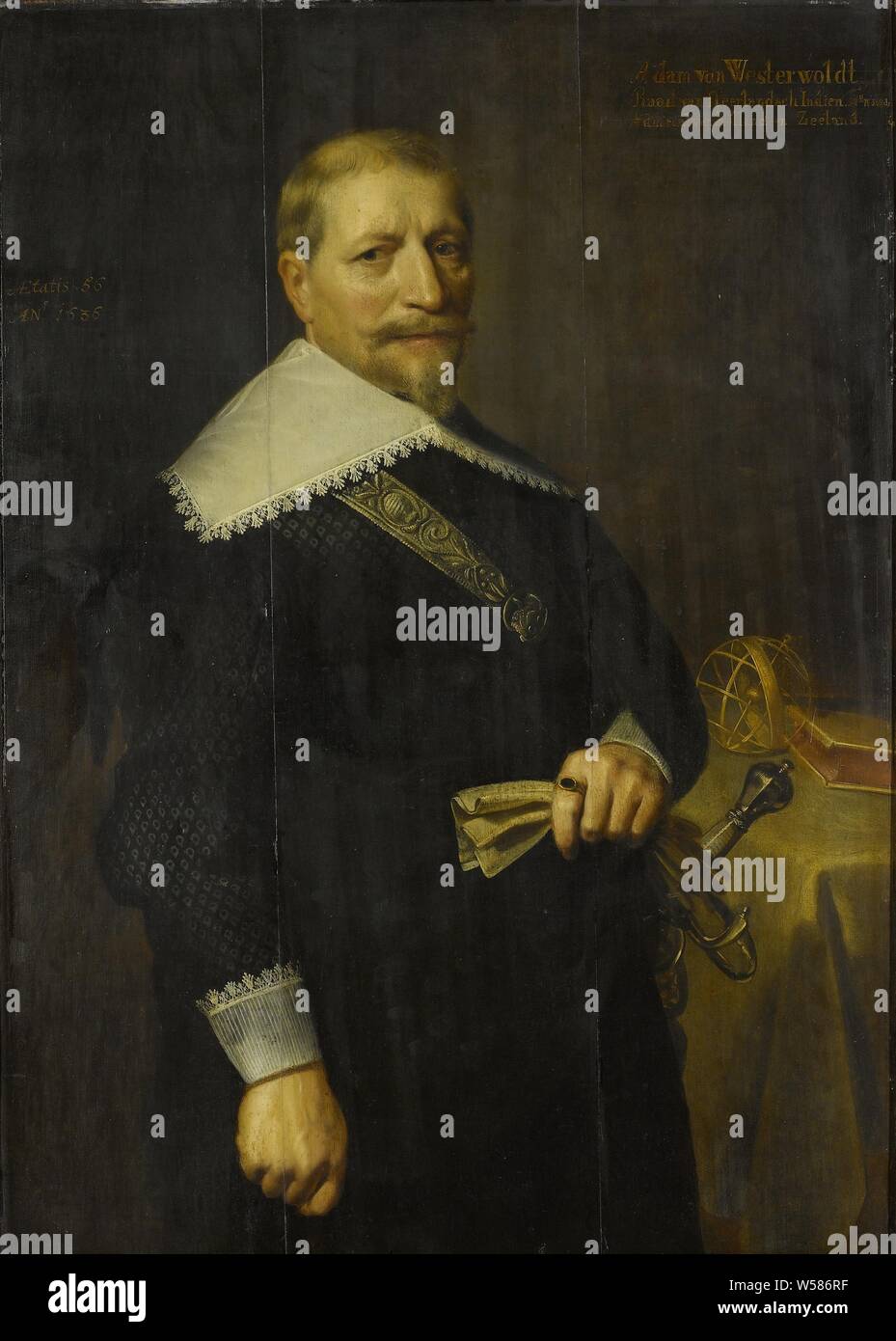 Ritratto di Adam Westerwolt, extra-ordinario di consigliere del Dutch East India Company, Ritratto di Adam van Westerwolt, il Consiglio straordinario di India e diverse volte il comandante di uno squadrone. Knee-pezzo, accanto a una tabella con un libro e un astrolabio. I guanti nella mano sinistra, India, Adam van Westerwolt, anonimo, 1636, pannello, pittura a olio (vernice), supporto: h 106 cm × W 75,5 cm t 1,4 cm d 10 cm Foto Stock
