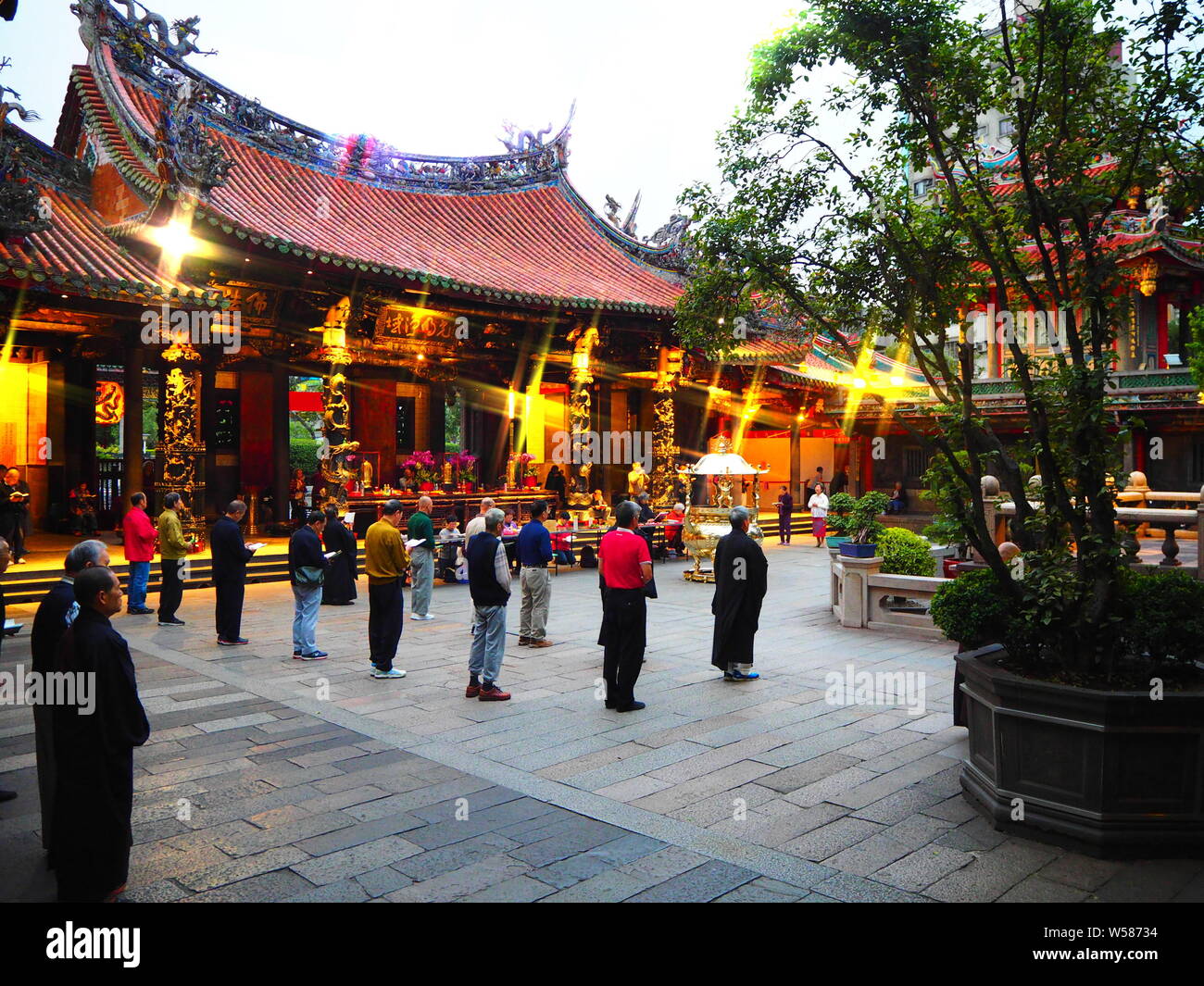 Tradizionale cerimonia in un tempio in Asia Foto Stock