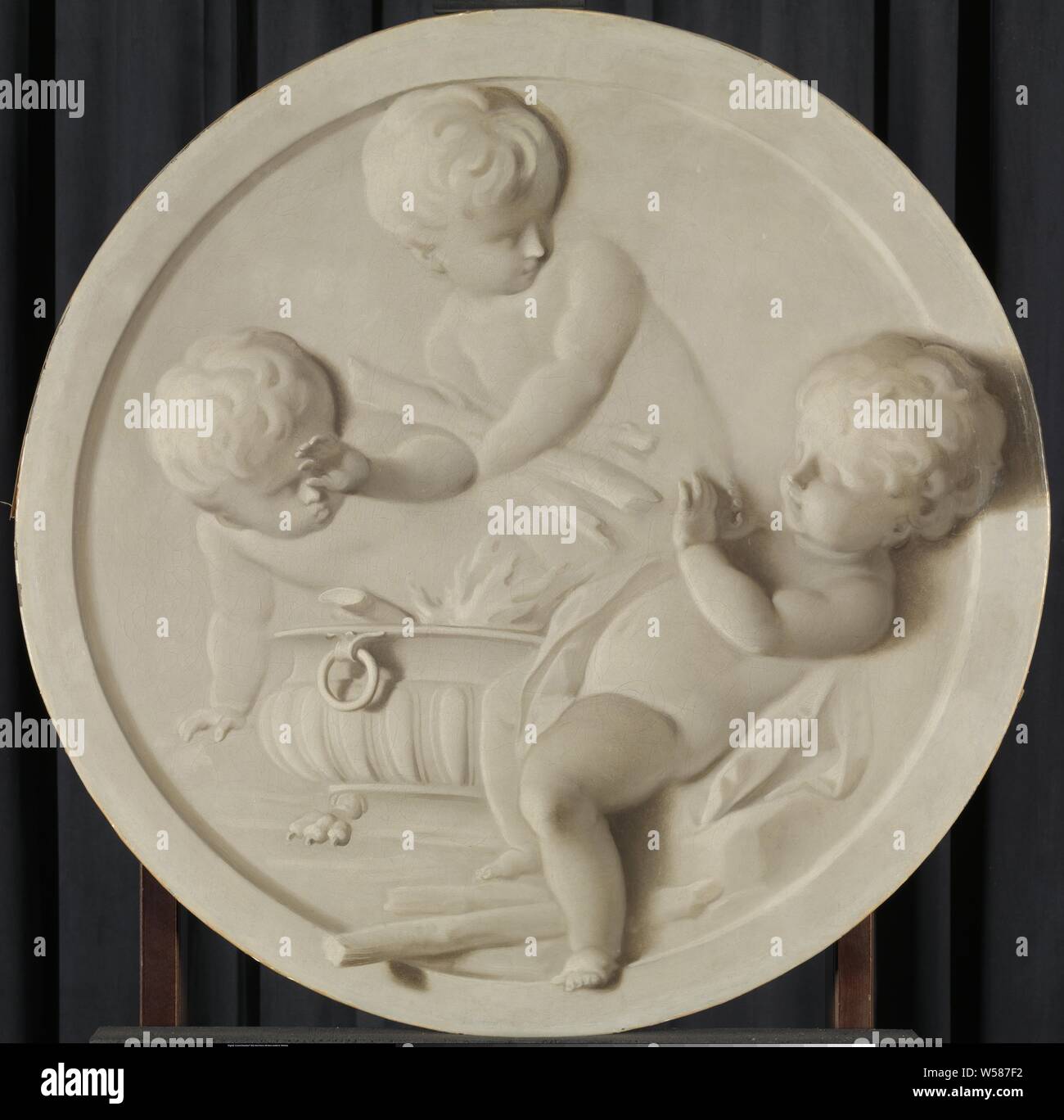 Inverno Inverno la stagione invernale. Tre putti caldo stesse ad un bacino di fuoco. Parte di una serie di quattro stagioni dal 1740, inverno, 'Hyems', 'Inverno' (RIPA) (con scene raffiguranti le occupazioni umane, stagioni e mesi), amorini: 'amores', 'amoretti", "Putti', il riscaldamento se stessi in corrispondenza di un fuoco (o suola, stufa, fire-pan, braciere), Jacob de Wit, 1740, tela, pittura a olio (vernice), h 101 cm × W 98 cm d 5,5 cm Foto Stock