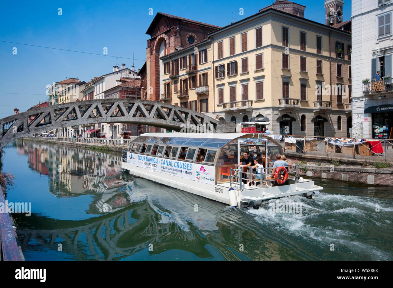 L'Italia, Lombardia, Milano, Naviglio Grande Canal, viaggio turistico in battello Foto Stock