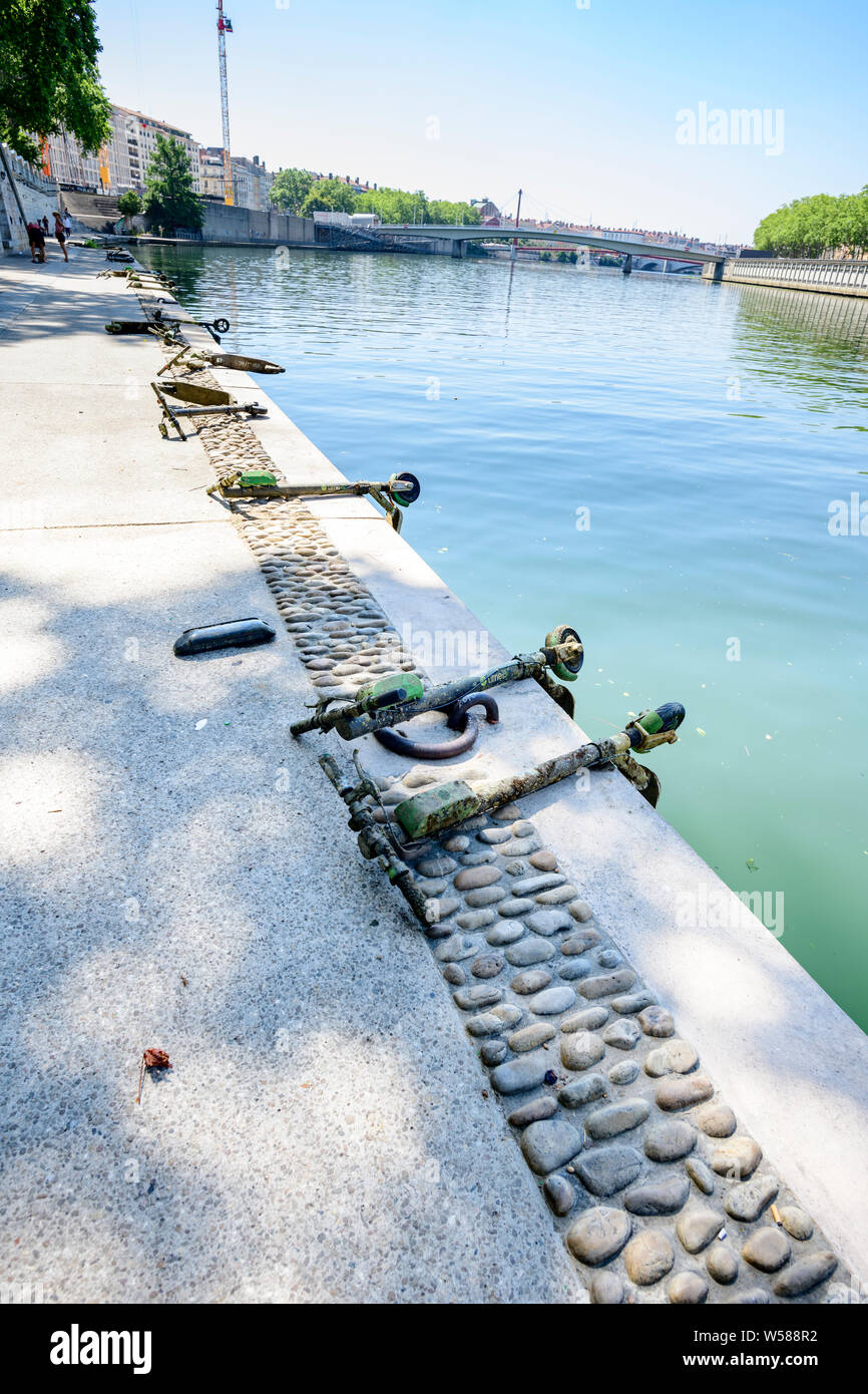 Scooter elettrici trovati e recuperati dal fiume chiamato 'Saone' a Lione. Francia, Europa Foto Stock