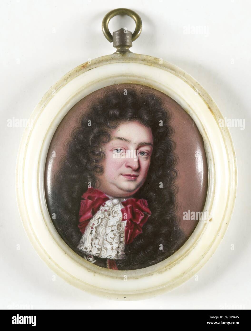 Ritratto di un uomo sconosciuto, il Ritratto di un uomo sconosciuto. Precedentemente noto come interpretato come un ritratto di Luigi di Borbone (1661-1711), Delfino di Francia, figlio di Luigi XIV. Busto, leggermente a destra e di fronte. Parte della collezione di miniature ritratto, storico di persone non conosciute dal nome, Jean Petitot (le jeune) (attribuito a), Francia, 1670 - 1680, oro (metallo), avorio, h 3,9 cm × W 3 cm × d 0,4 cm Foto Stock