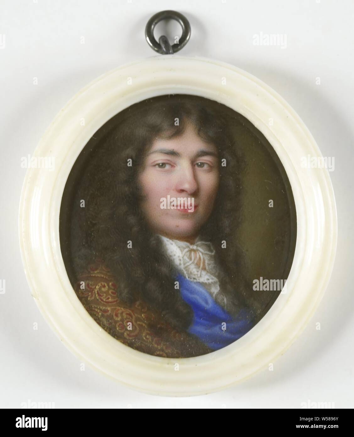 Ritratto di un uomo, il Ritratto di un uomo. Busto, a destra, guardando il visore storico di persone non conosciute dal nome, Jean Petitot (le vieux), 1620 - 1691, rame (metallo), avorio, h 3.1 cm × W 2.8 cm h 4,3 cm × W 3.5 cm × d 0,4 cm Foto Stock